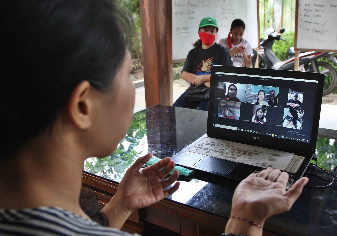 Pendiri komunitas tunarungu atau komunitas kaleb Bitung, Donna Christha Renata, melakukan pertemuan dengan para penyandang disabilitas.