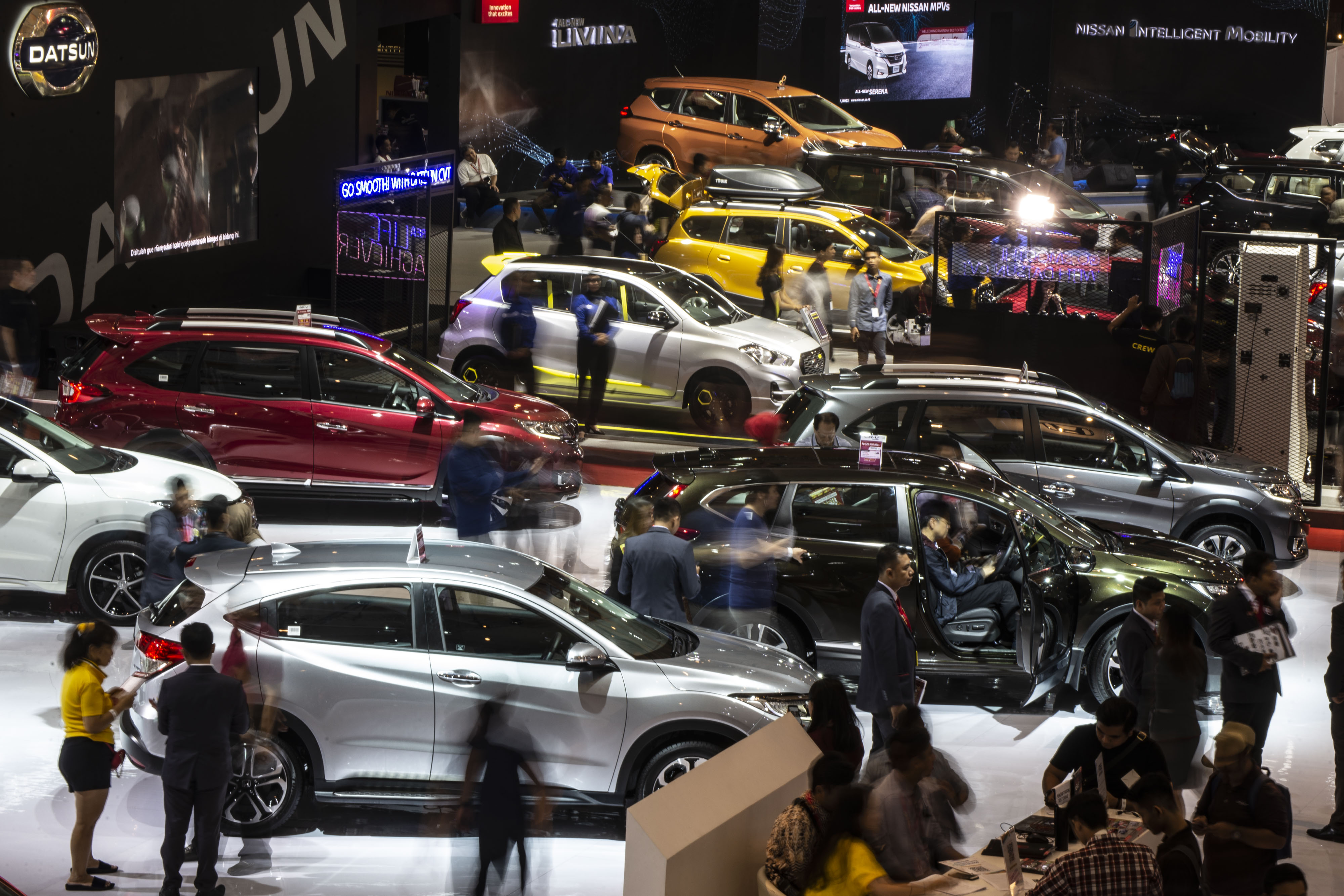 Pengunjung melihat mobil yang dipamerkan dalam Indonesia International Motor Show (IIMS) 2019 di JIExpo Kemayoran, Jakarta.