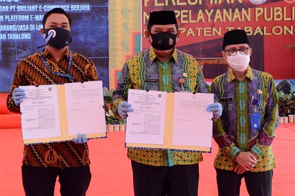 Head of Sales Mbizmarket Rivie Rahman (kiri) dan Sekda AM Sangadji (tengah) seusai penandatanganan MoU.