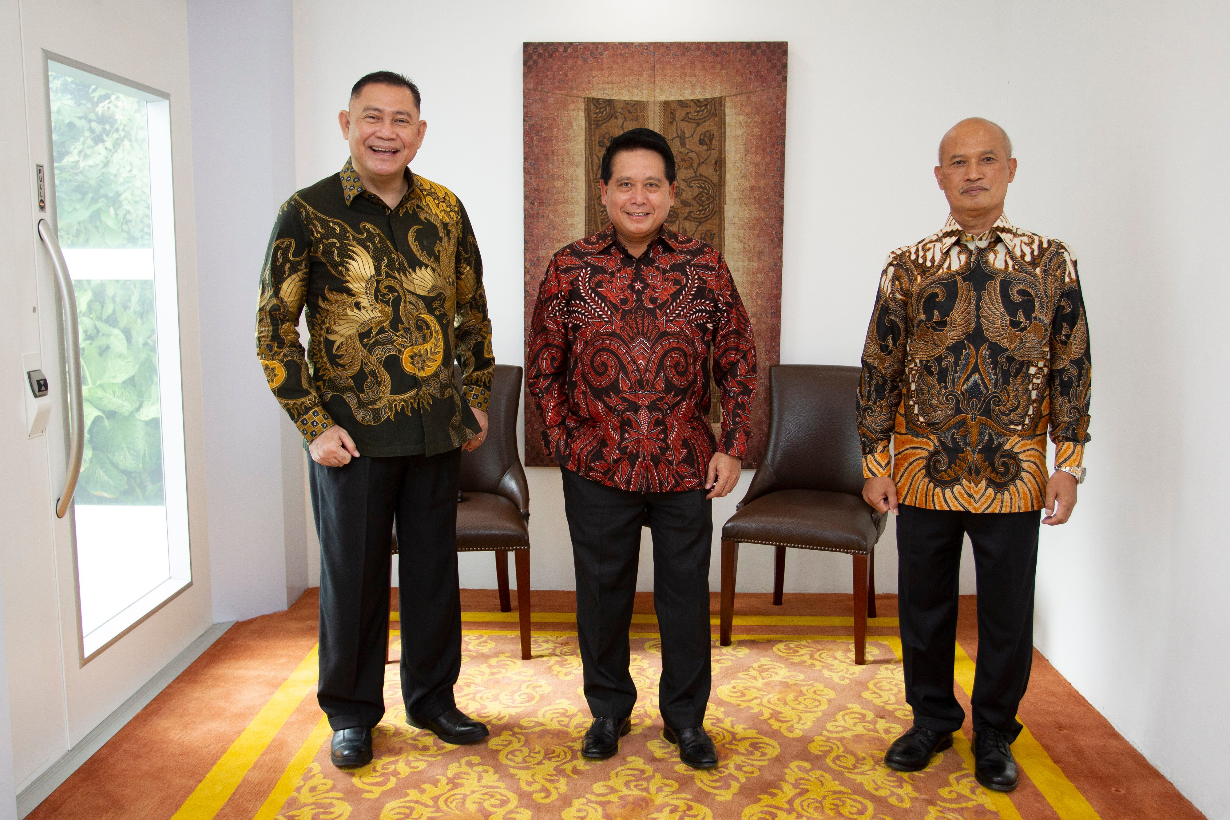 DEWAN DIREKSI BANK SYARIAH INDONESIA: Direktur Utama Bank Syariah Indonesia Hery Gunardi (tengah) 