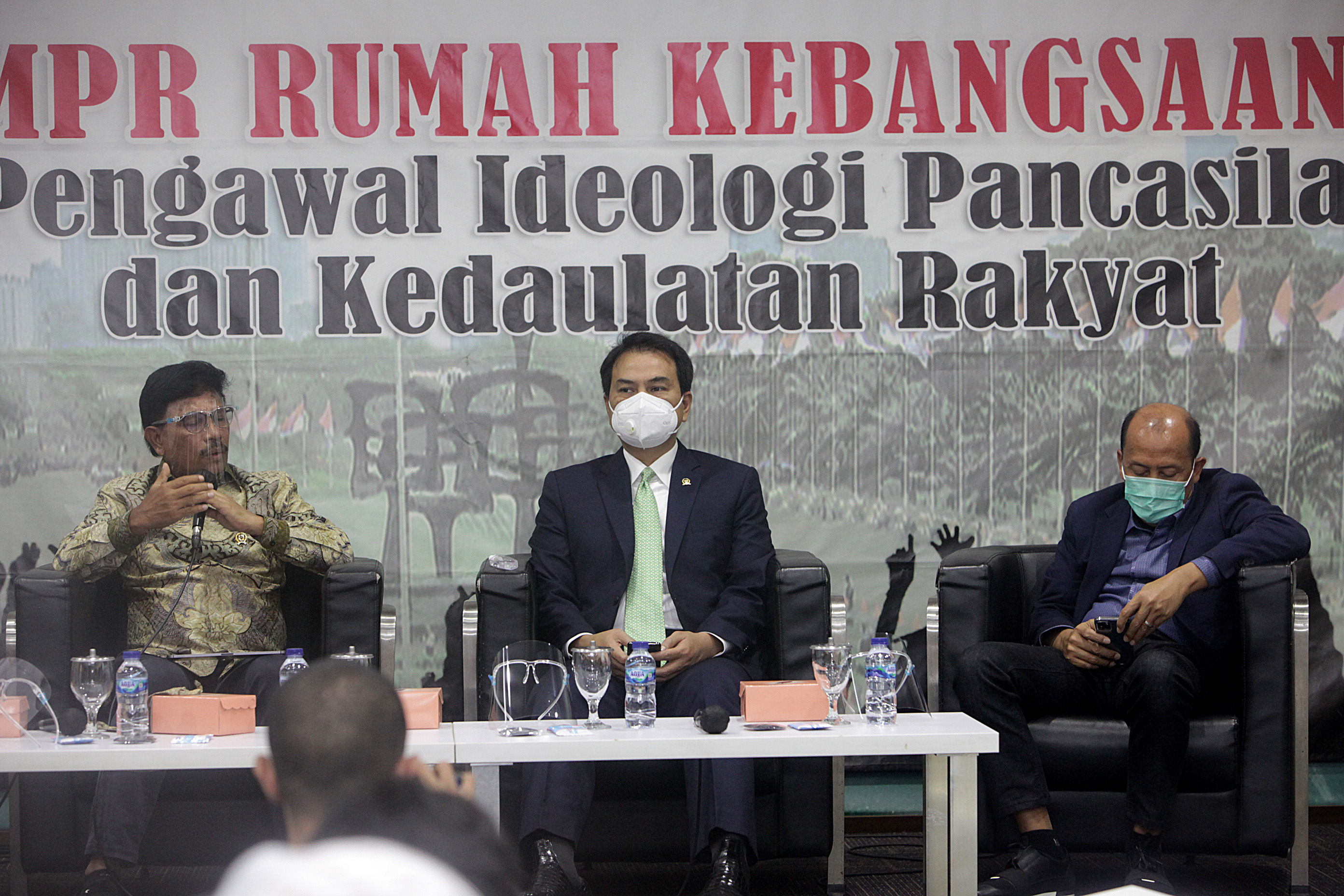 Menteri Kominfo, Johnny G. Plate (kiri) , Wakil Ketua DPR Azis Syamsuddin (tengah) dan anggota MPR RI Fraksi Partai NasDem Saan Mustopa.