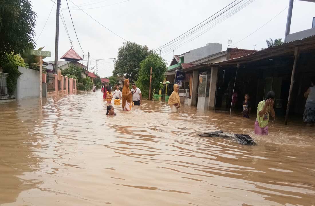 Permukiman warga di Kecamatan Palmerah, Jambi, yang terendam banjir.
