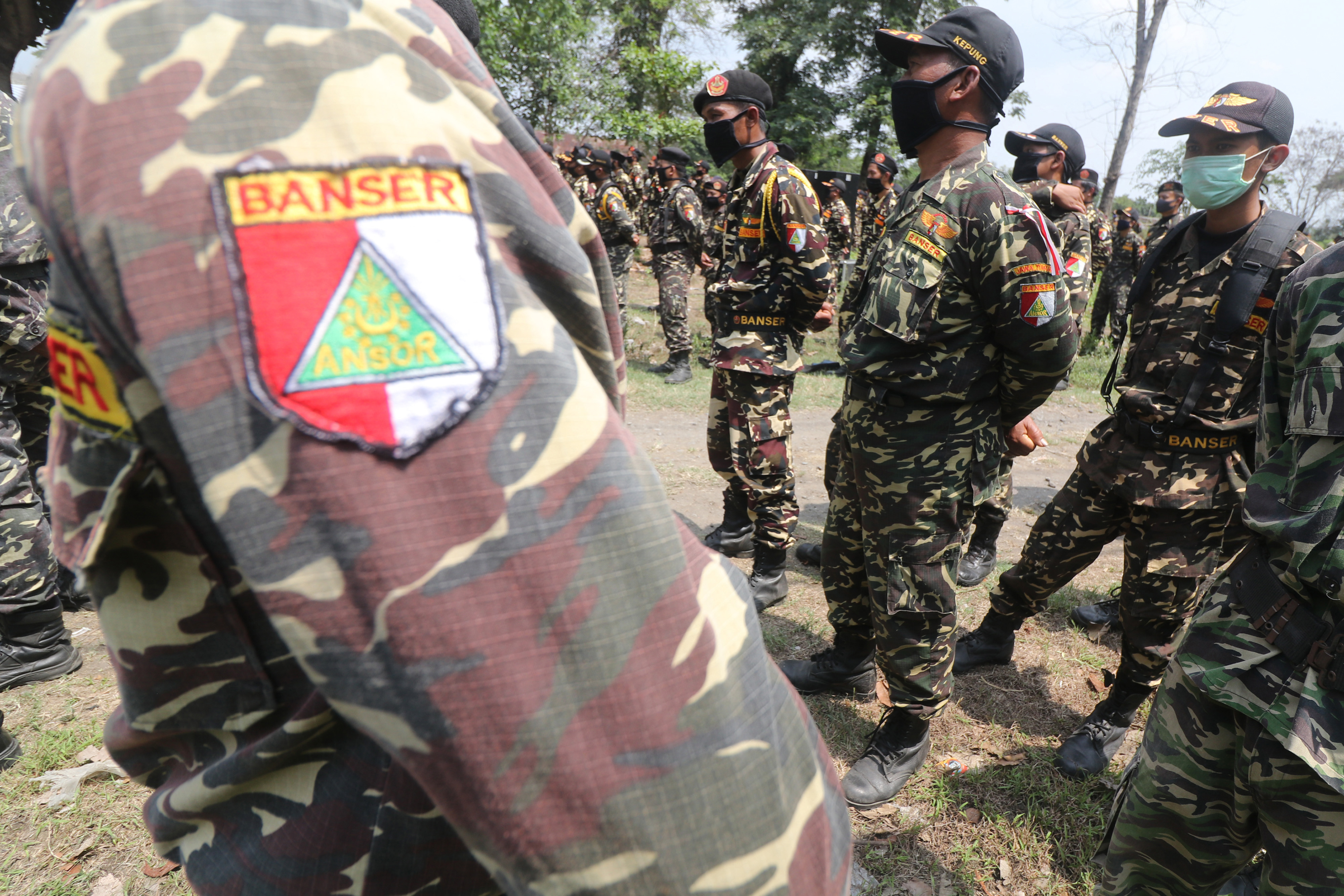 Anggota Banser Nahdlatul Ulama (NU) mengikuti Apel Kebangsaan di Purwoasri, Kediri, Jawa Timur, Minggu (25/10/2020).