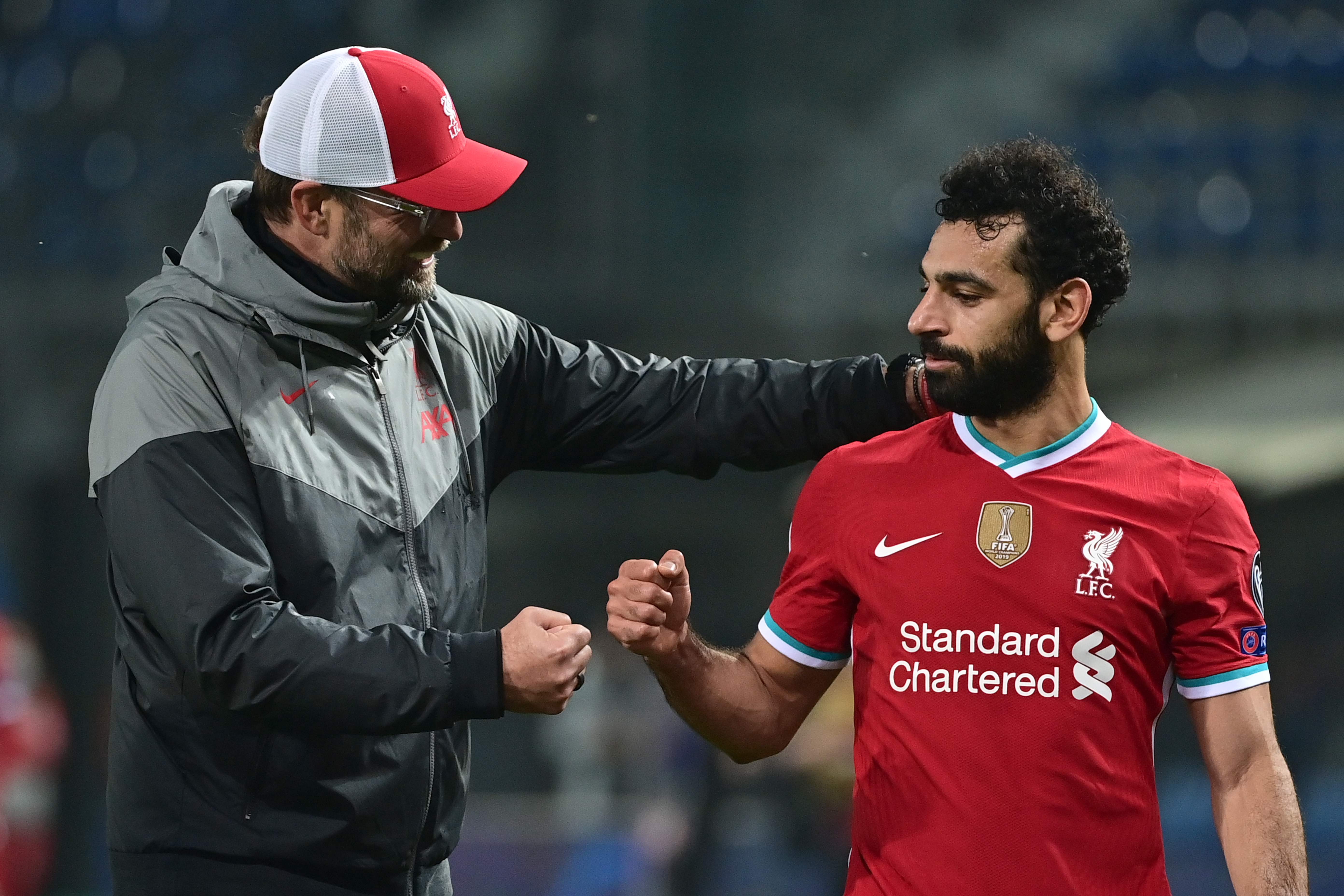 Liverpool Jurgen Klopp memberi semangat kepada Mo Salah yang menjebol gawang lawan. 