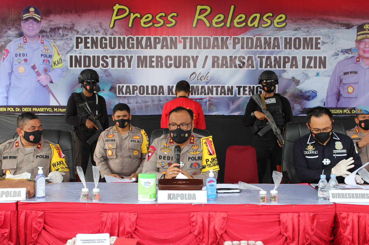 Papaparan pengungkapan produsen air raksa ilegal di Kalteng oleh Polda Kalteng, Kamis (3/12)