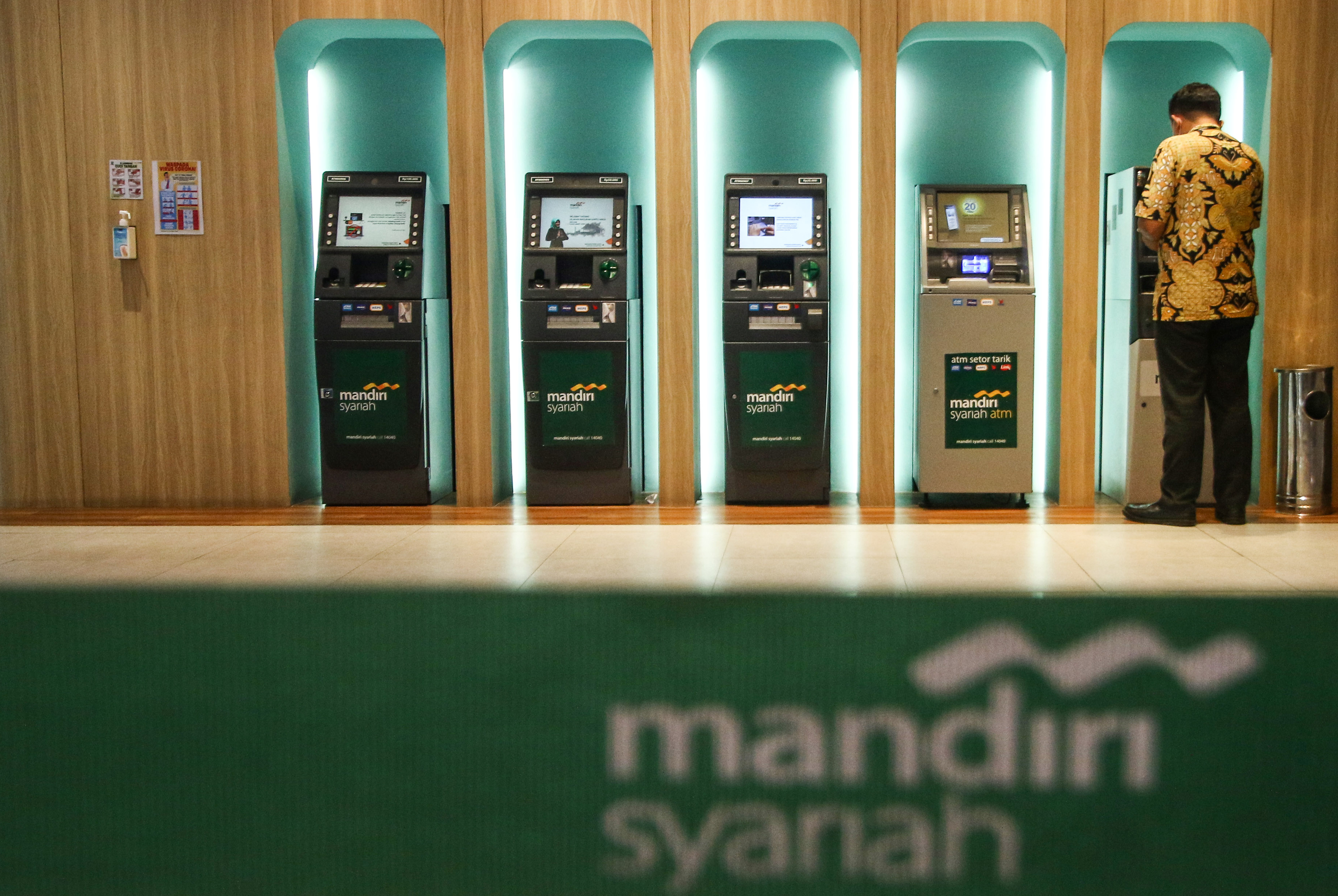 MERGER BANK SYARIAH BUMN: Nasabah mengambil uang di ATM Bank Syariah Mandiri, Jakarta, Rabu (14/10/2020)