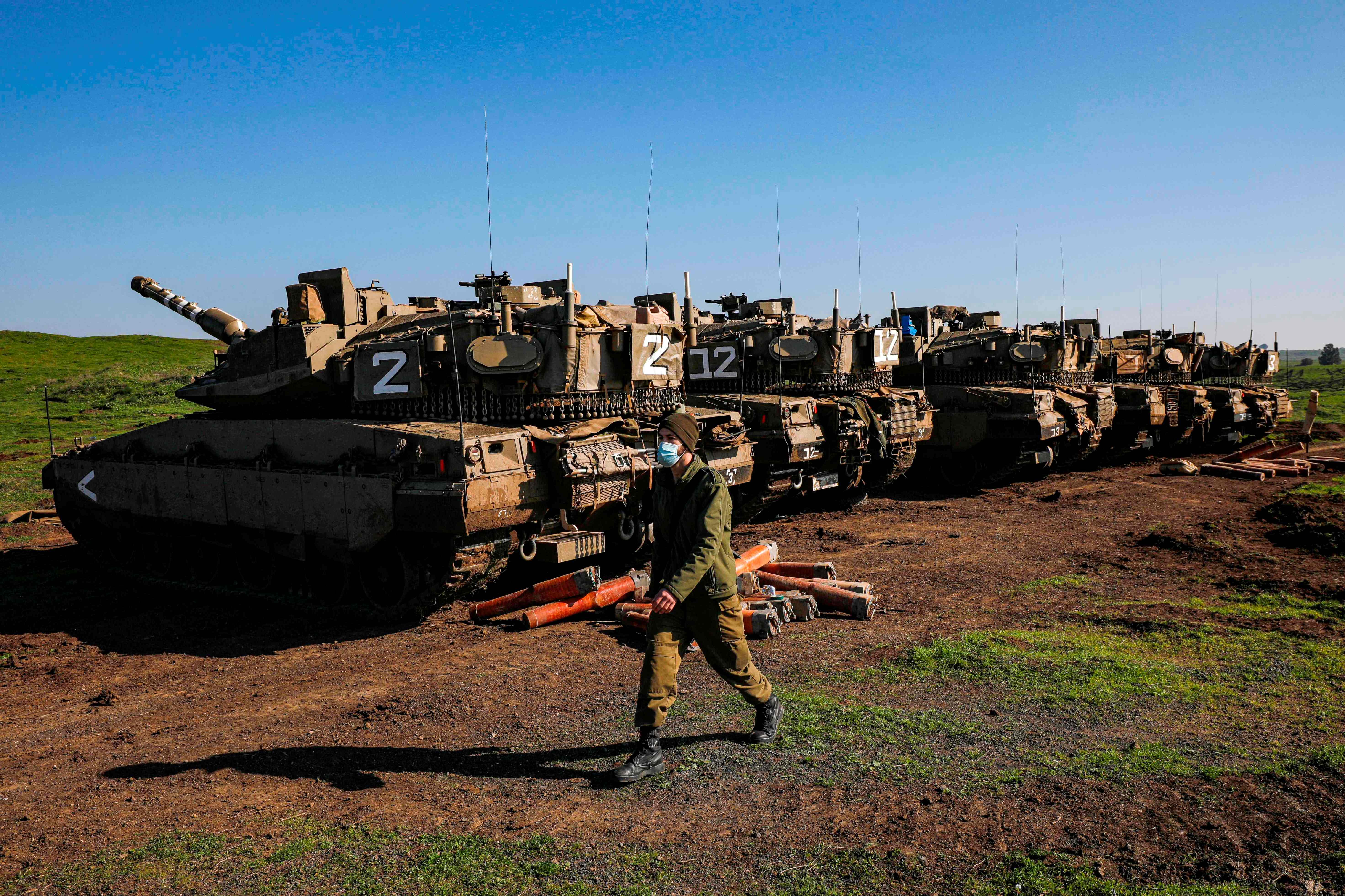 Tank tempur Merkava Israel memegang posisi di dekat Moshav Kidmat Tzvi di Dataran Tinggi Golan yang dianeksasi Israel, Jumat (25/12).
