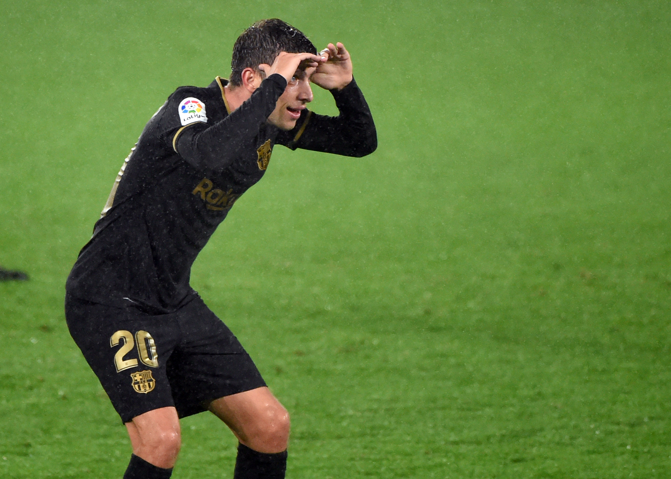 Bek Barcelona Sergi Roberto melakukan selebrasi usai mencetak gol ke gawang lawan.