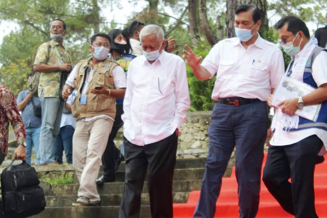 Menko Kemaritiman dan Investasi Luhut B. Panjaitan (kedua dari kanan).