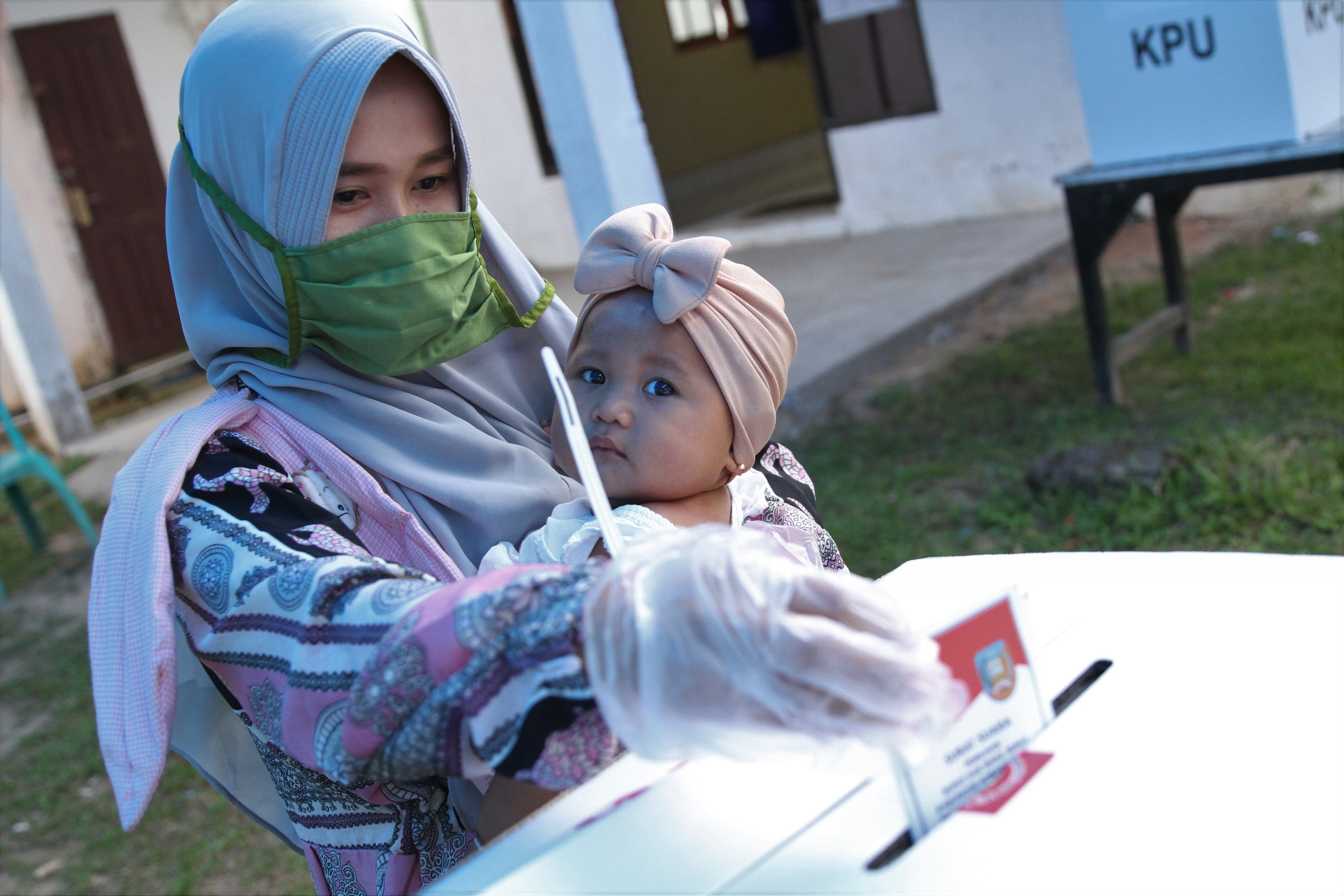 Warga melaksanakan hak pilihnya pada Pilkada serentak 2020, Rabu (9/12/2020)