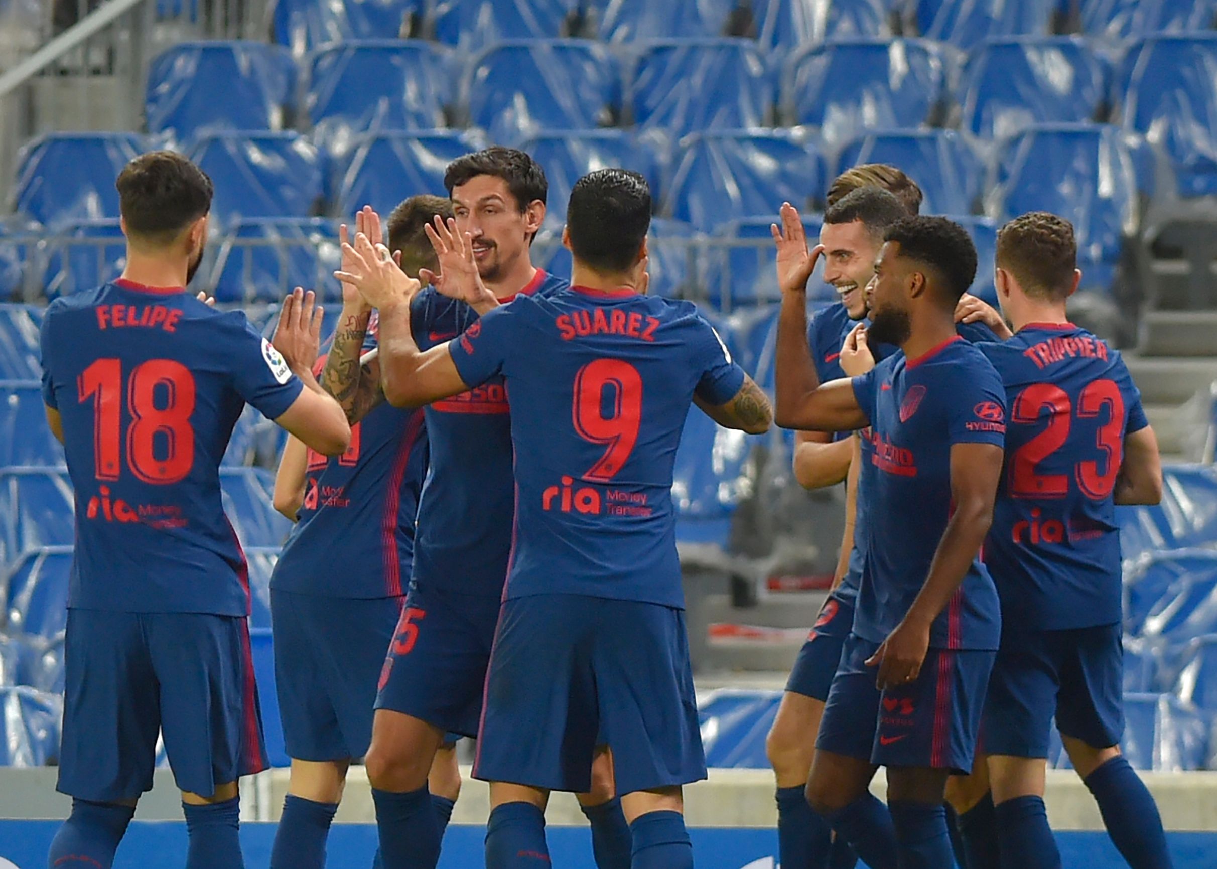 Pemain Atletico Madrid merayakan gol yang dicetak ke gawang Real Sociedad dalam lanjutan La Liga, Rabu (23/12). Atletico menag 2-0.