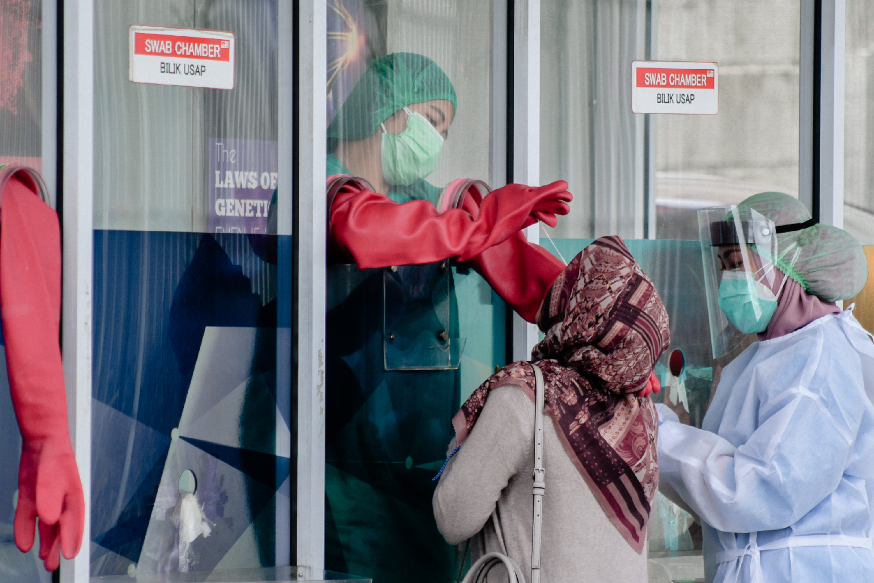 Tenaga medis melakukan tes usap kepada warga di Jakarta. 