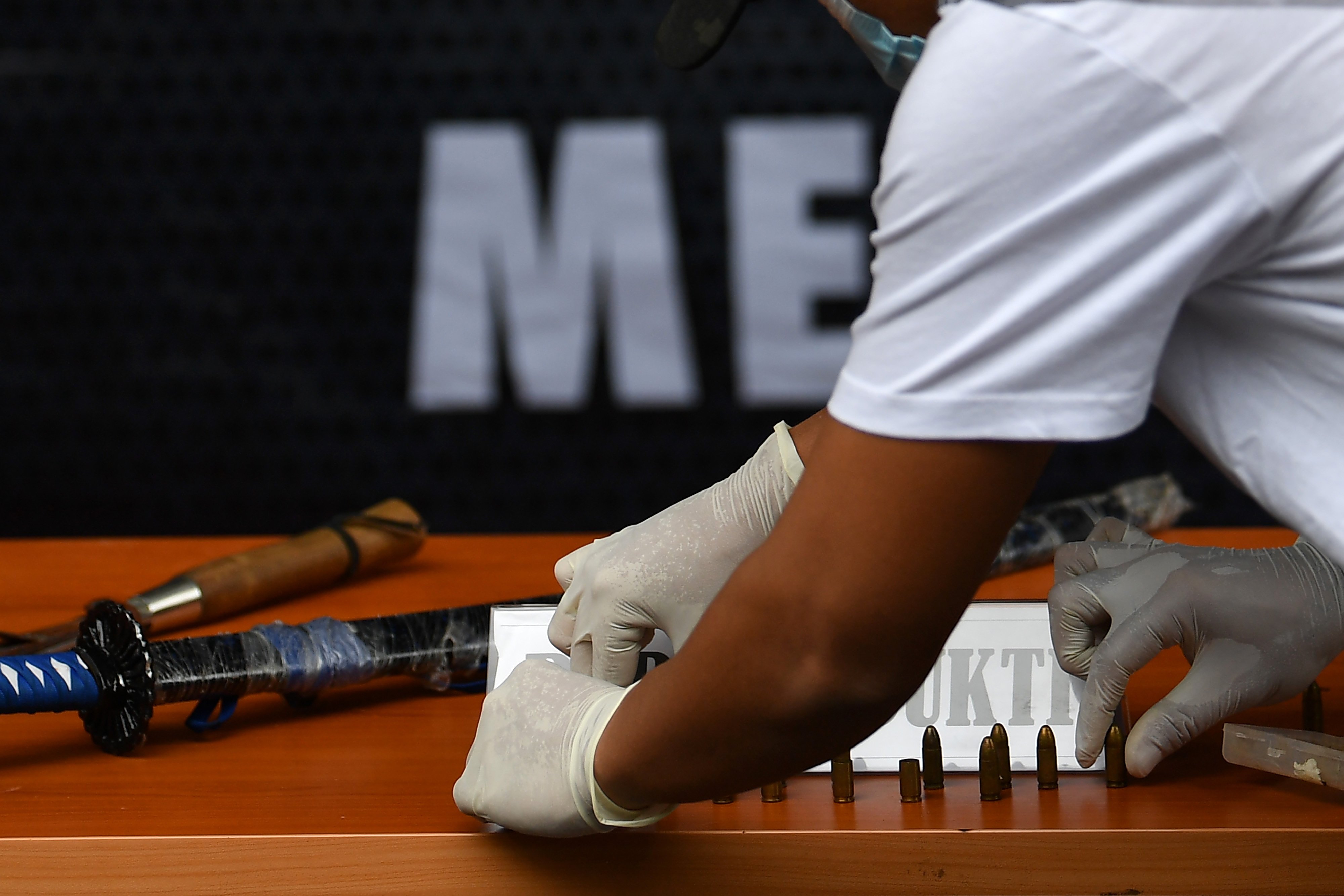 Polisi menunjukkan barang bukti sejumlah senjata yang dipakai oleh pengikut Rizieq Shihab.