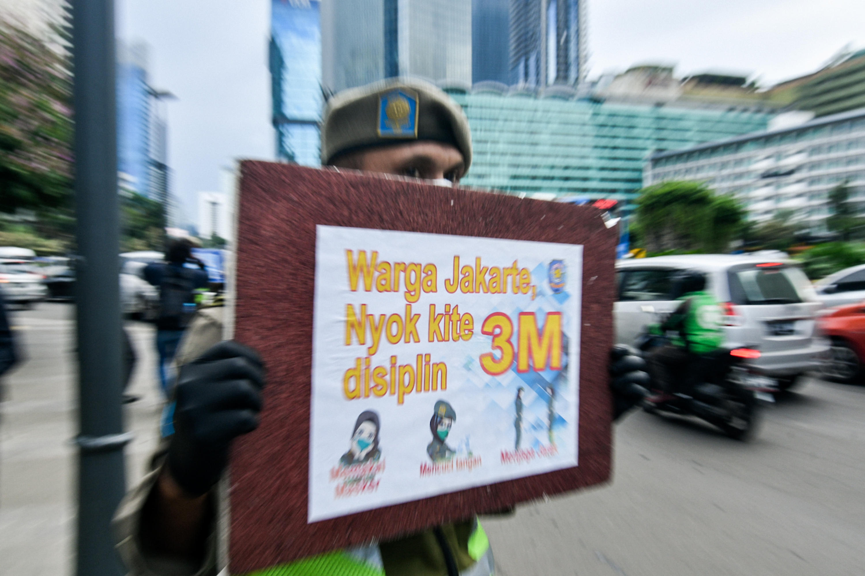 Petugas Satpol PP mensosialikan protokol kesehatan di kawasan Bundaran HI, Jakarta, Senin (30/11/2020