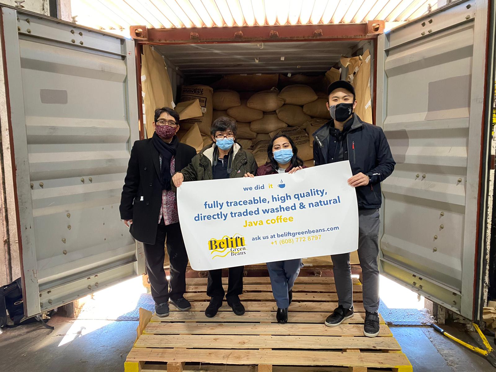 KJRI San Francisco turut mendampingi dan menyaksikan proses pembongkaran (unloading) kontainer yang berisikan 300 (tiga ratus) karung kopi.