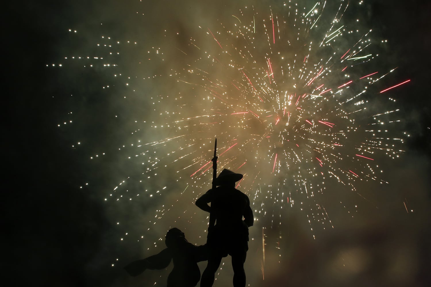  Suasana pesta kembang api saat malam tahun baru di kawasan Tugu Tani, Jakarta, awal tahun ini.