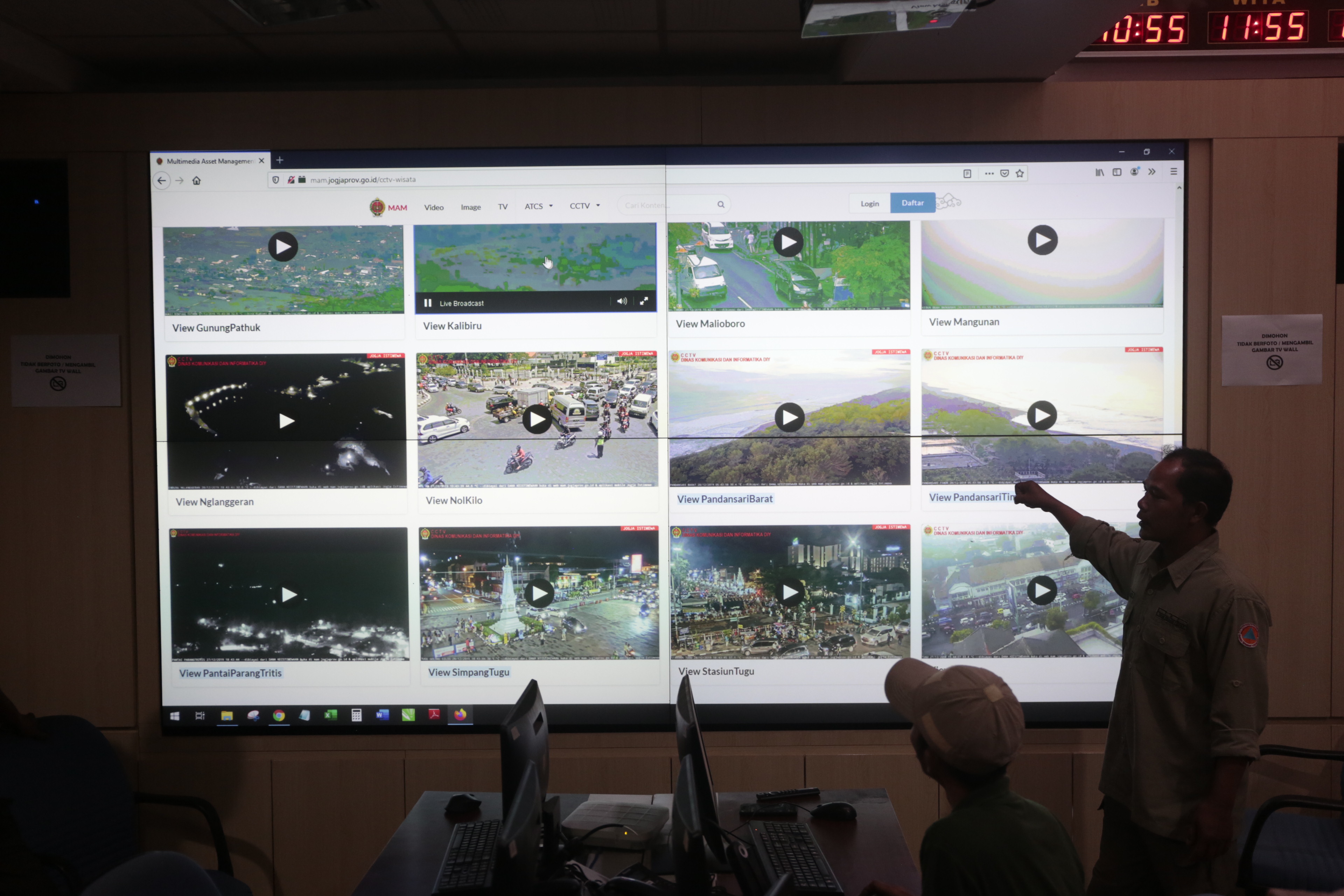 Petugas memantau cuaca melalui layar CCTV di ruang Pusat Pengendalian Operasi Penanggulangan Bencana  BPBD DIY, Yogyakarta.