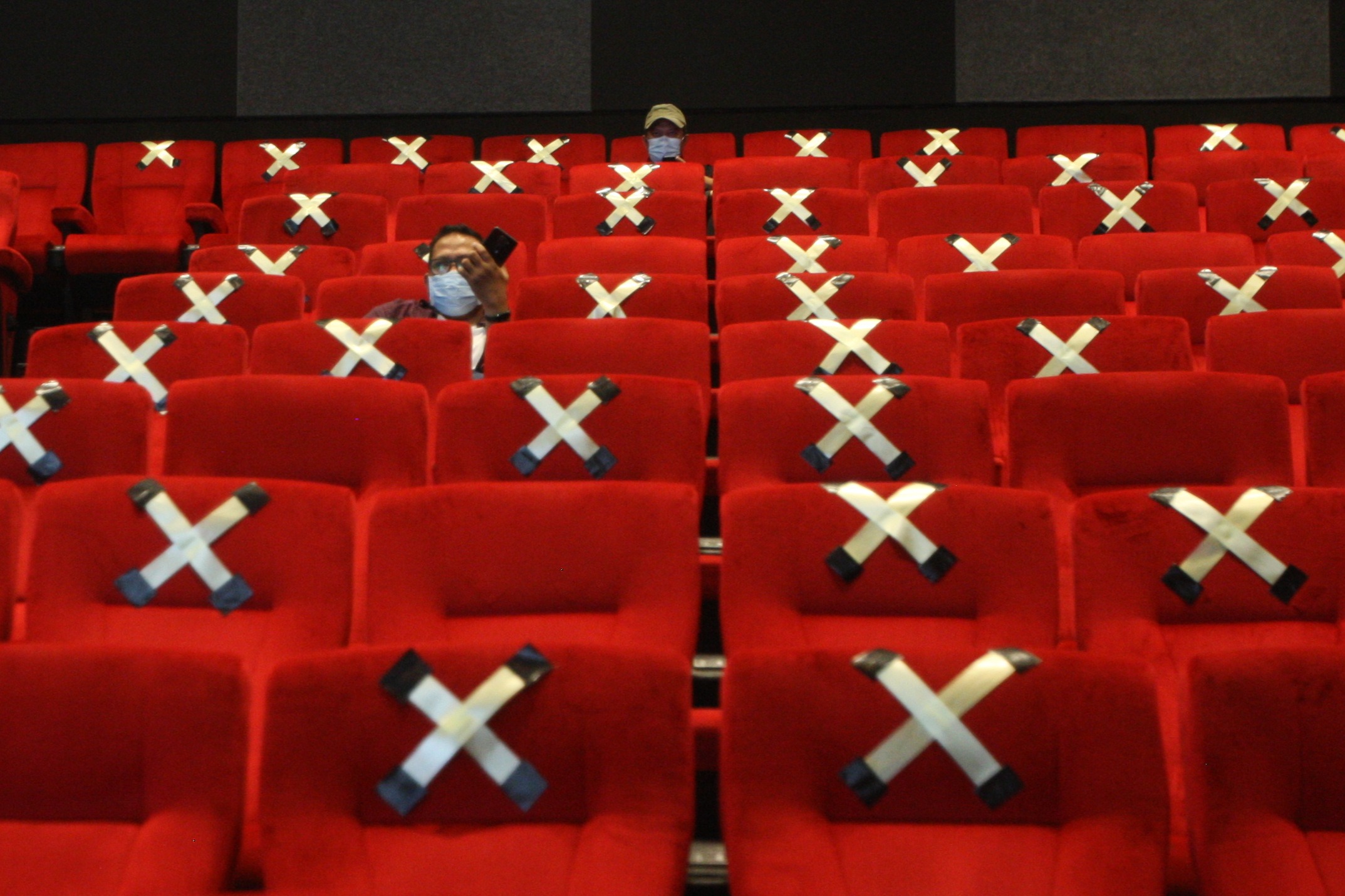 Pengunjung menyaksikan film yang diputar di Cinepolis, Plaza Semanggi, Jakarta, Sabtu (24/10). 