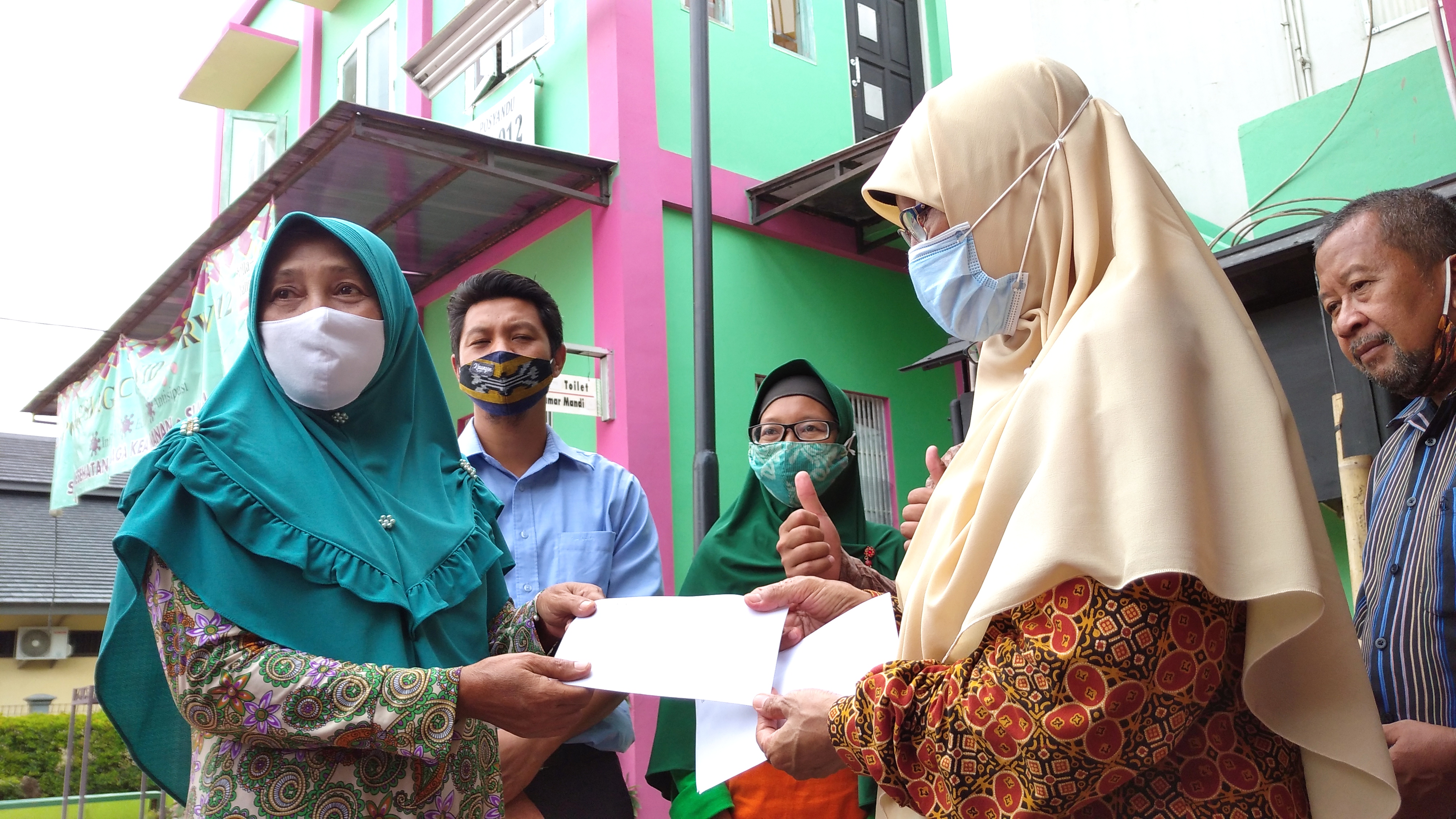 Anggota Komisi VIII DPR-RI Nur Azizah Tamhid memberi bantuan kepada warga yang terdampak banjir di Kota Bekasi, Jawa Barat.