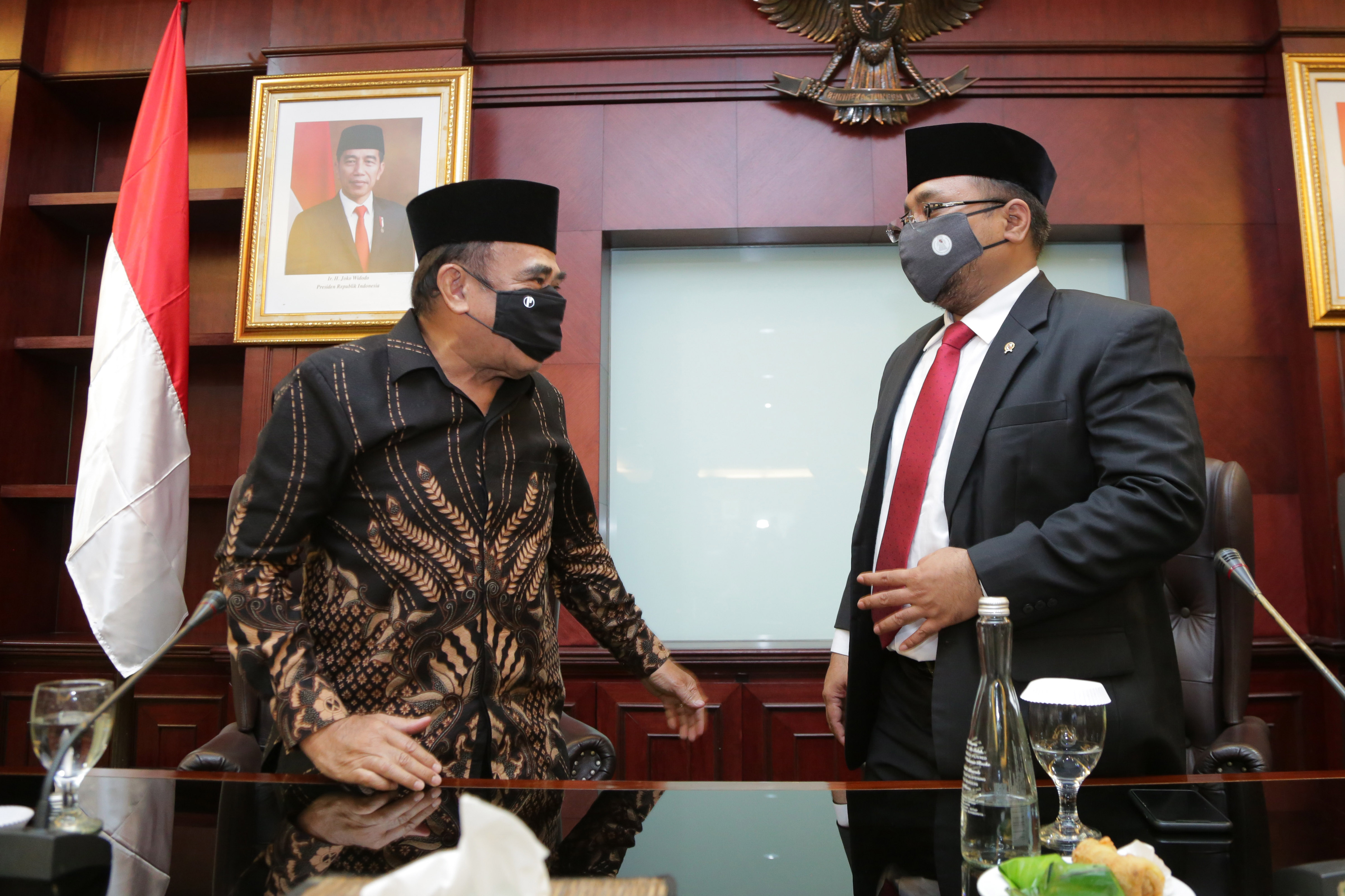 Menteri Agama Yaqut Cholil Qoumas (kanan) berbincang dengan mantan Menteri Agama Fachrul Razi di Kantor Kemenag, Jakarta. Rabu (23/12)
