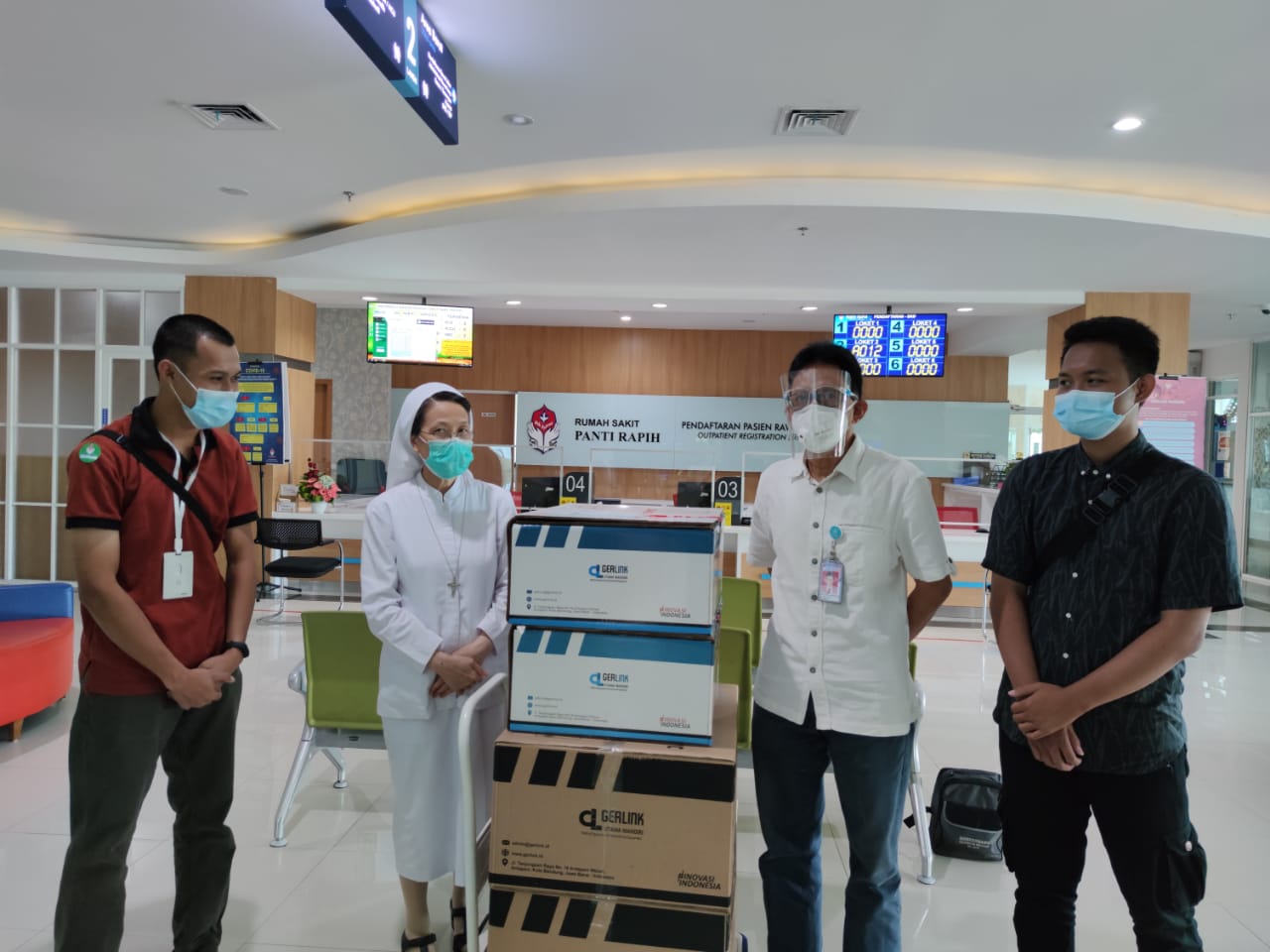 Manajemen Rumah Sakit Panti Rapih Yogyakarta, menerima bantuan alat High Flow Nasal Cannula (HNFC) dari Djarum Foundation.