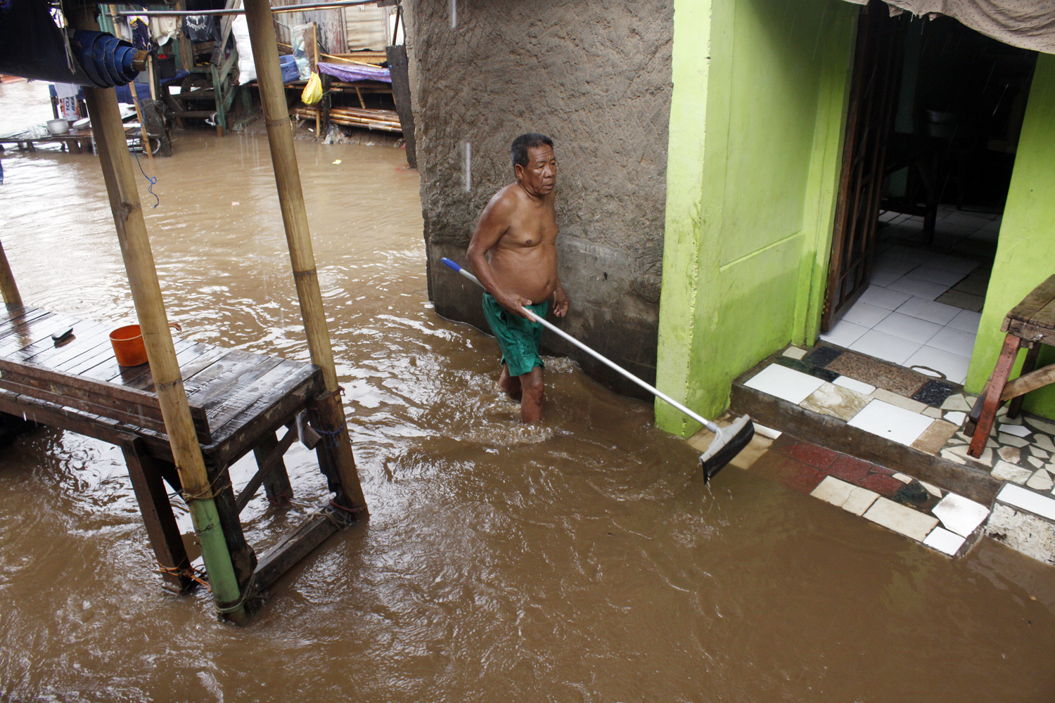 Sudah Lebih dari 6 Jam, Banjir di Kampung Melayu belum Surut