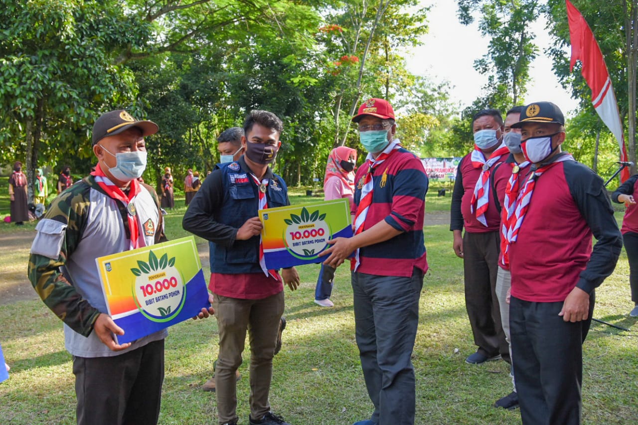 Gubernur NTB  H Zulkieflimansyah menyerahkan bibit pohon kepada Gerakan Pramuka