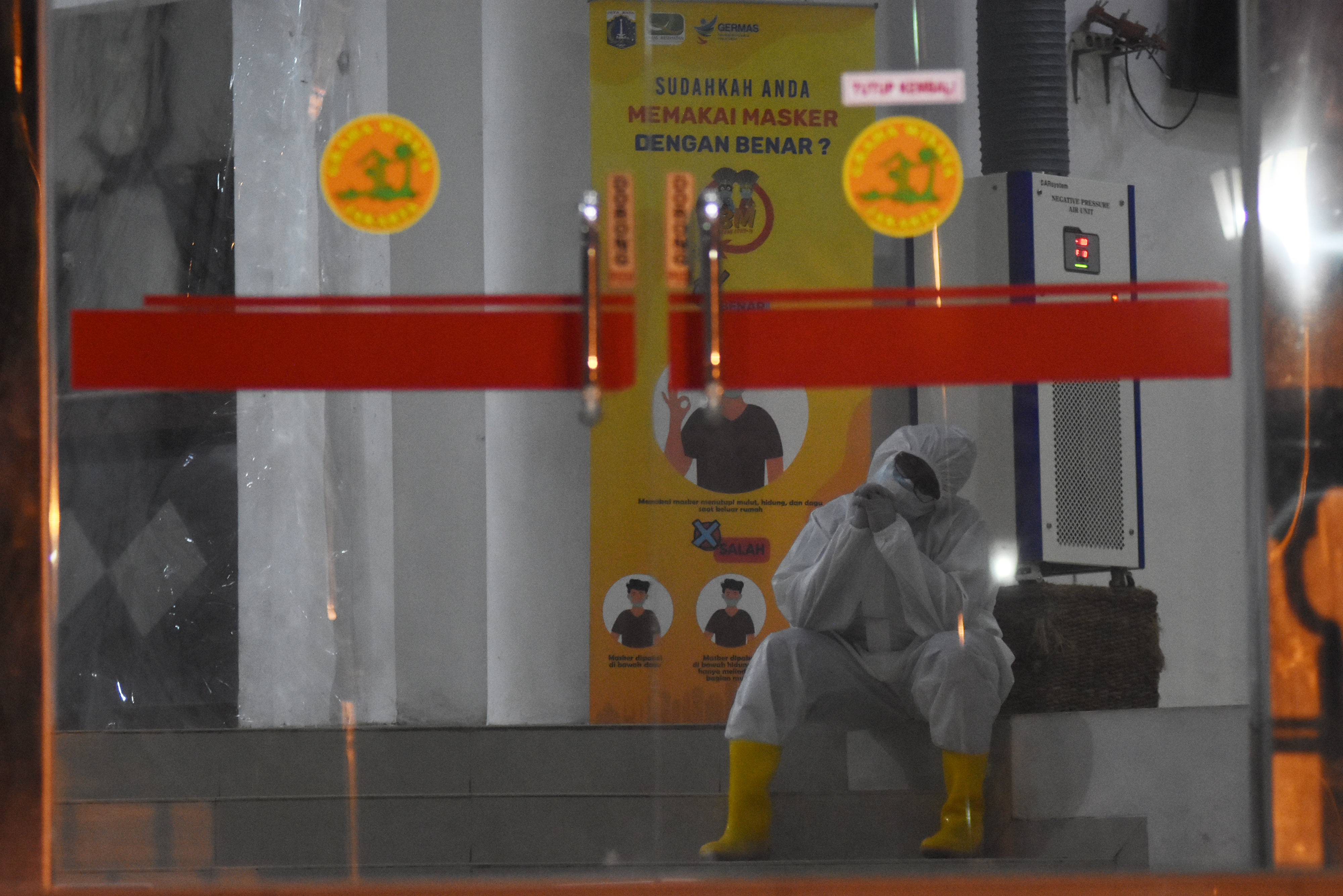 KASUS POSITIF COVID-19 DI INDONESIA TEMBUS 700 RIBU: