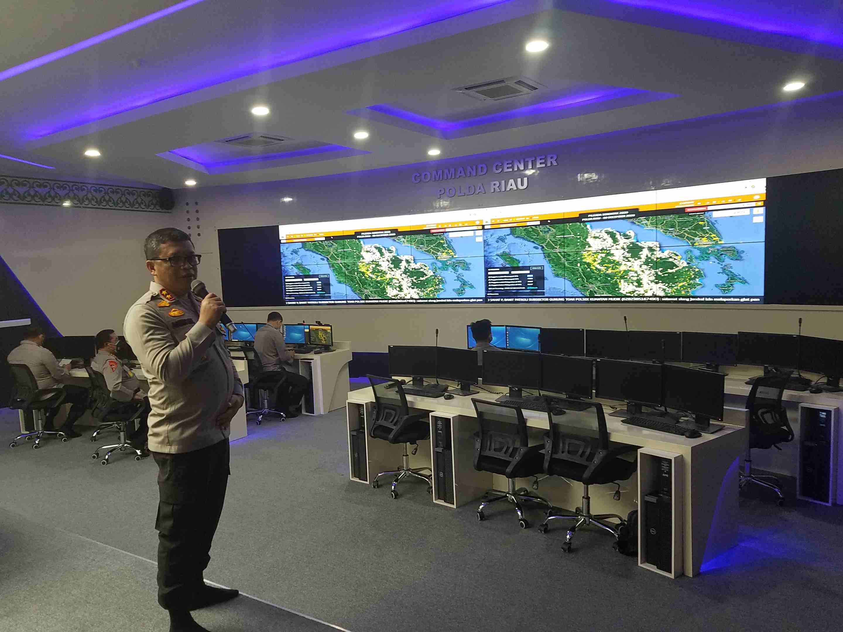 Kapolda Riau Irjen Agung Setya Imam Effendi memantau situasi keamanan dalam pilkada Riau di Command Center Polda Riau, Rabu (9/12).