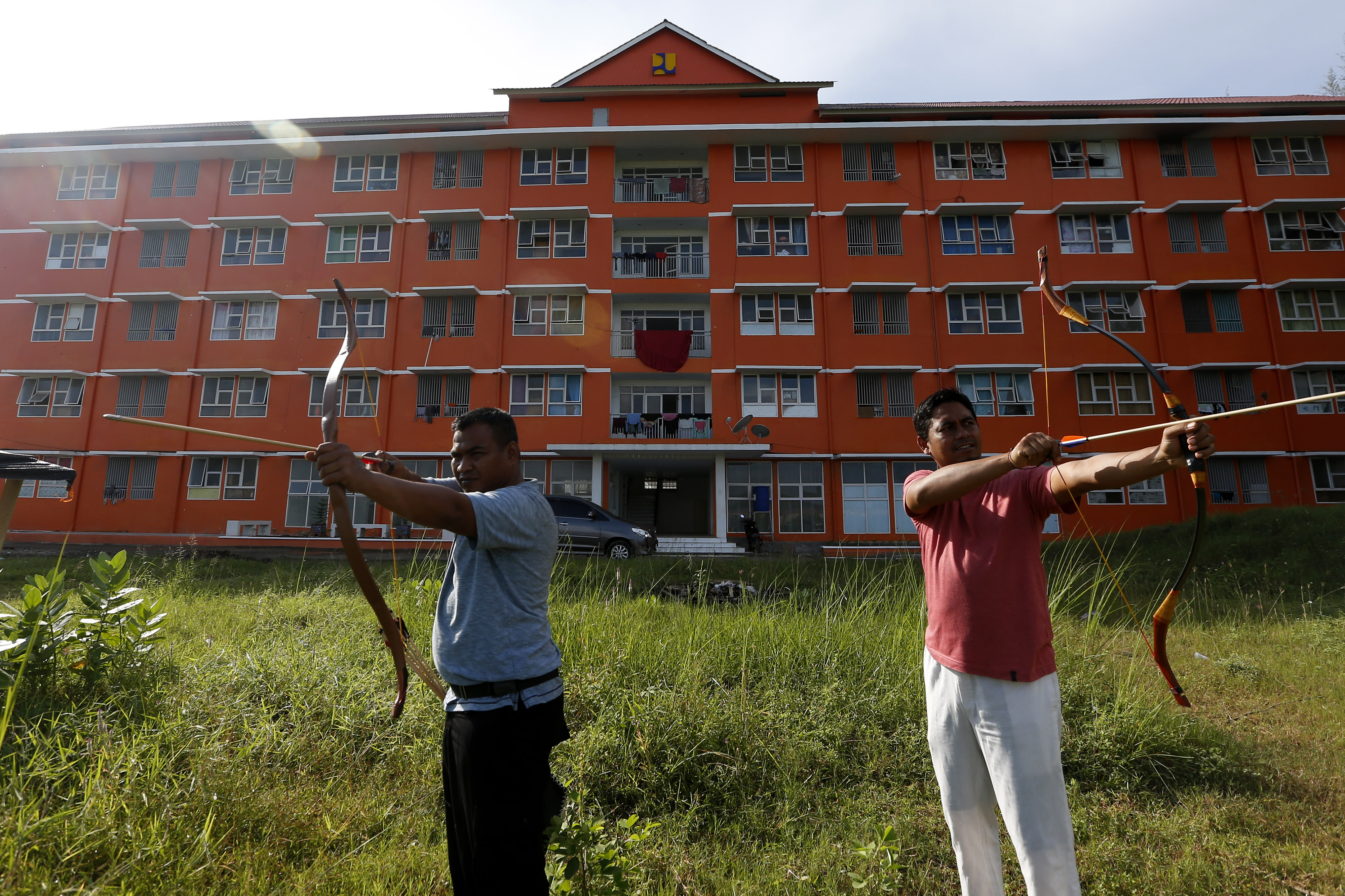 Warga berlatih memanah di halaman rumah susun sewa (rusunawa) yang baru dibangun Kementerian Pekerjaan Umum dan Perumahan Rakyat (PUPR) .