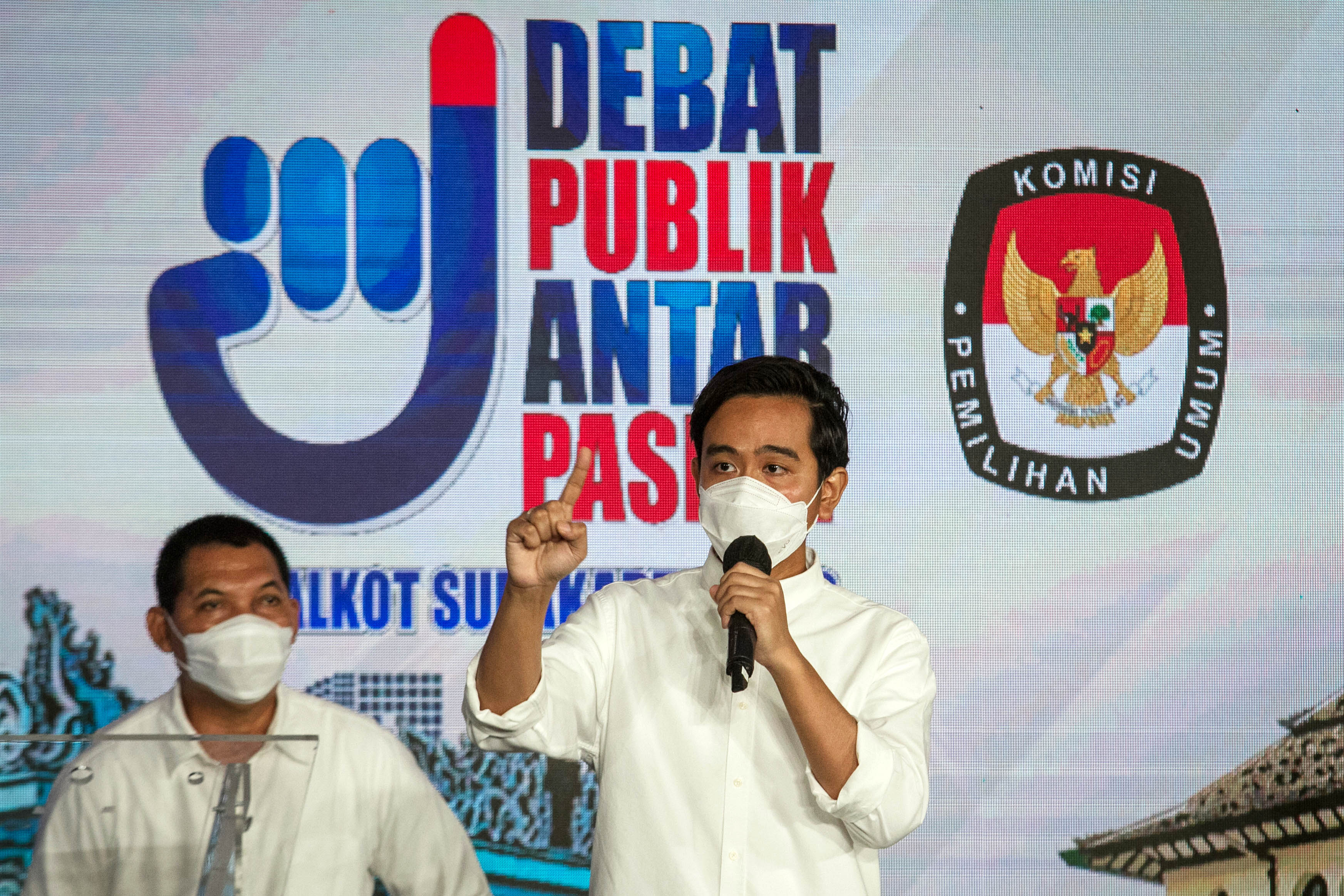 Calon Wali Kota Solo nomor urut satu Gibran Rakabuming Raka (kanan) saat Debat Terbuka, beberapa waktu lalu.
