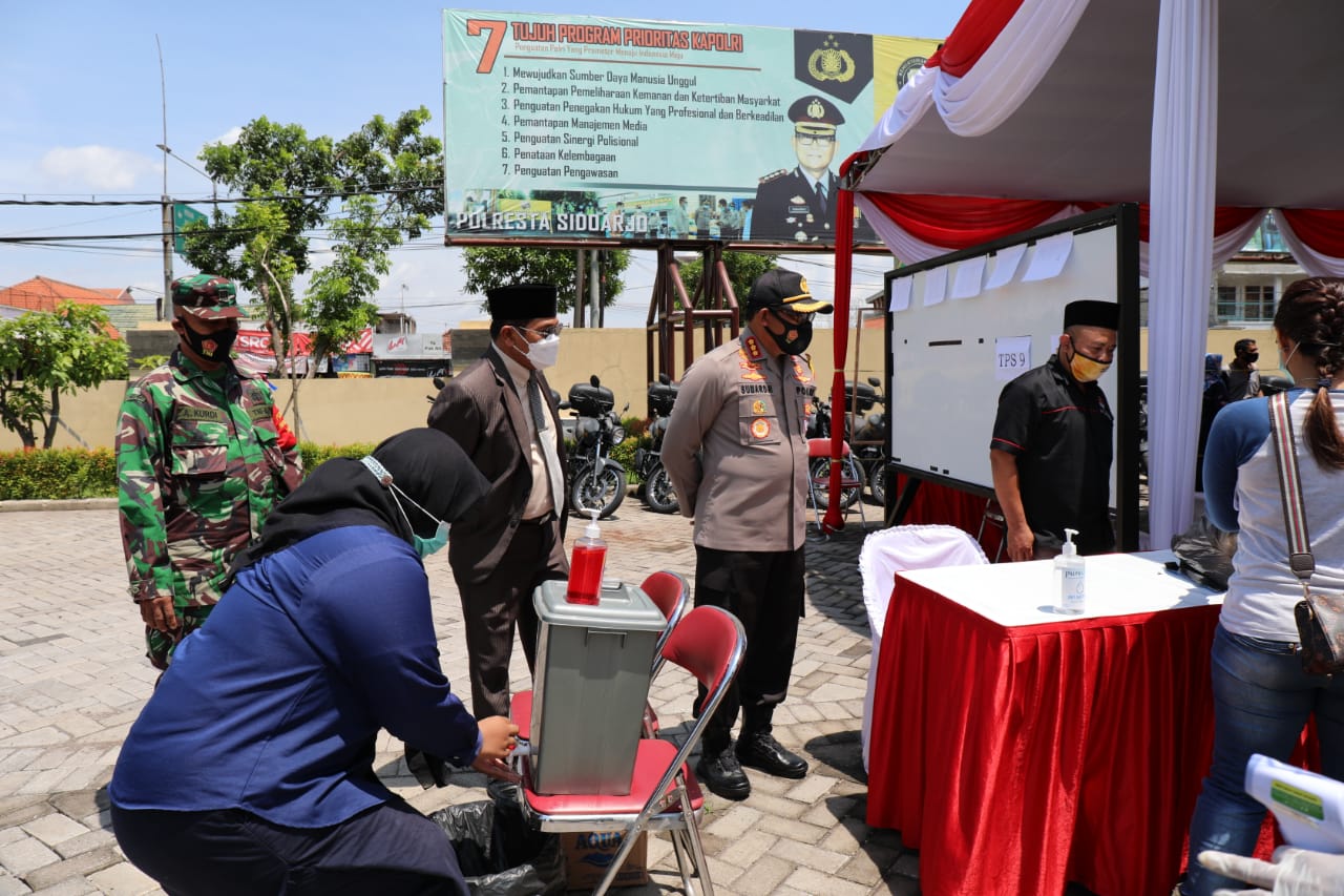  KPUD Sidoarjo menggelar simulasi proses pemungutan dan penghitungan perolehan suara di TPS dengan prokes di halaman Polres Sidoarjo