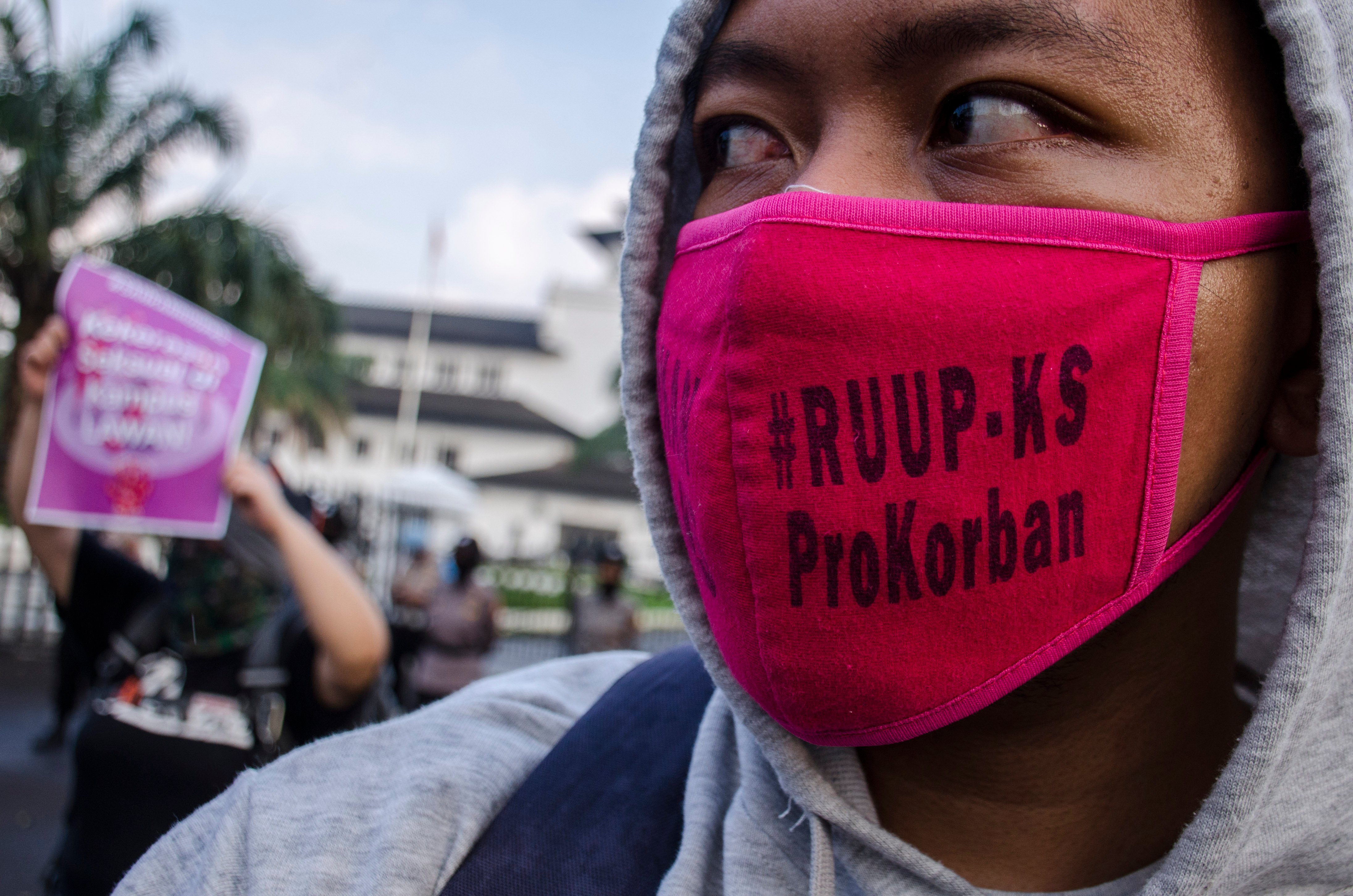 Aliansi Gerakan Perempuan Anti Kekerasan melakukan Aksi Selasa di depan Gedung Sate, Bandung, Selasa (21/7).
