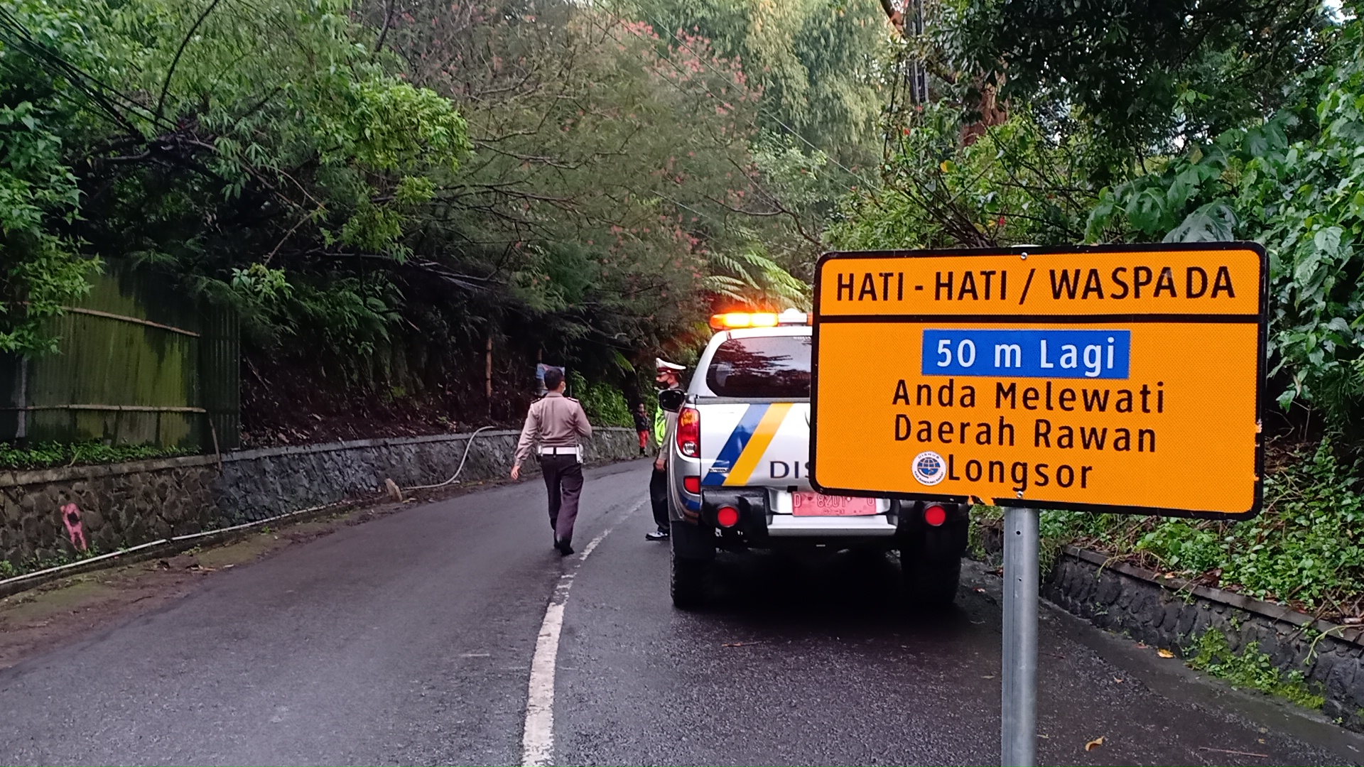 Papan imbauan dipasang di sekitar lokasi longsor Jalan Kolonel Masturi di Desa Kertawangi, Kecamatan Cisarua, Bandung Barat, kemarin.