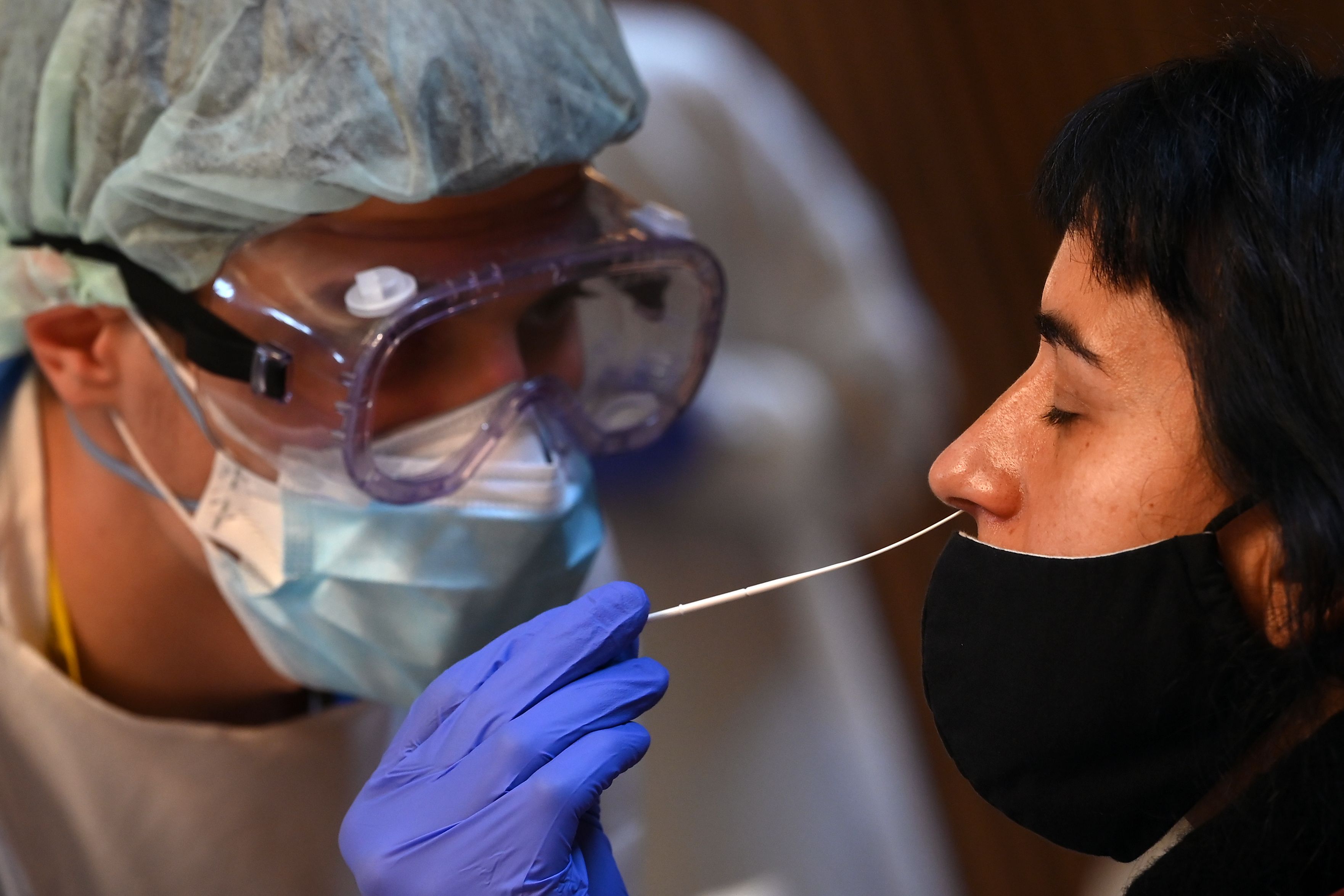 Ilustrasi petugas medis melakukan rapid test antigen.