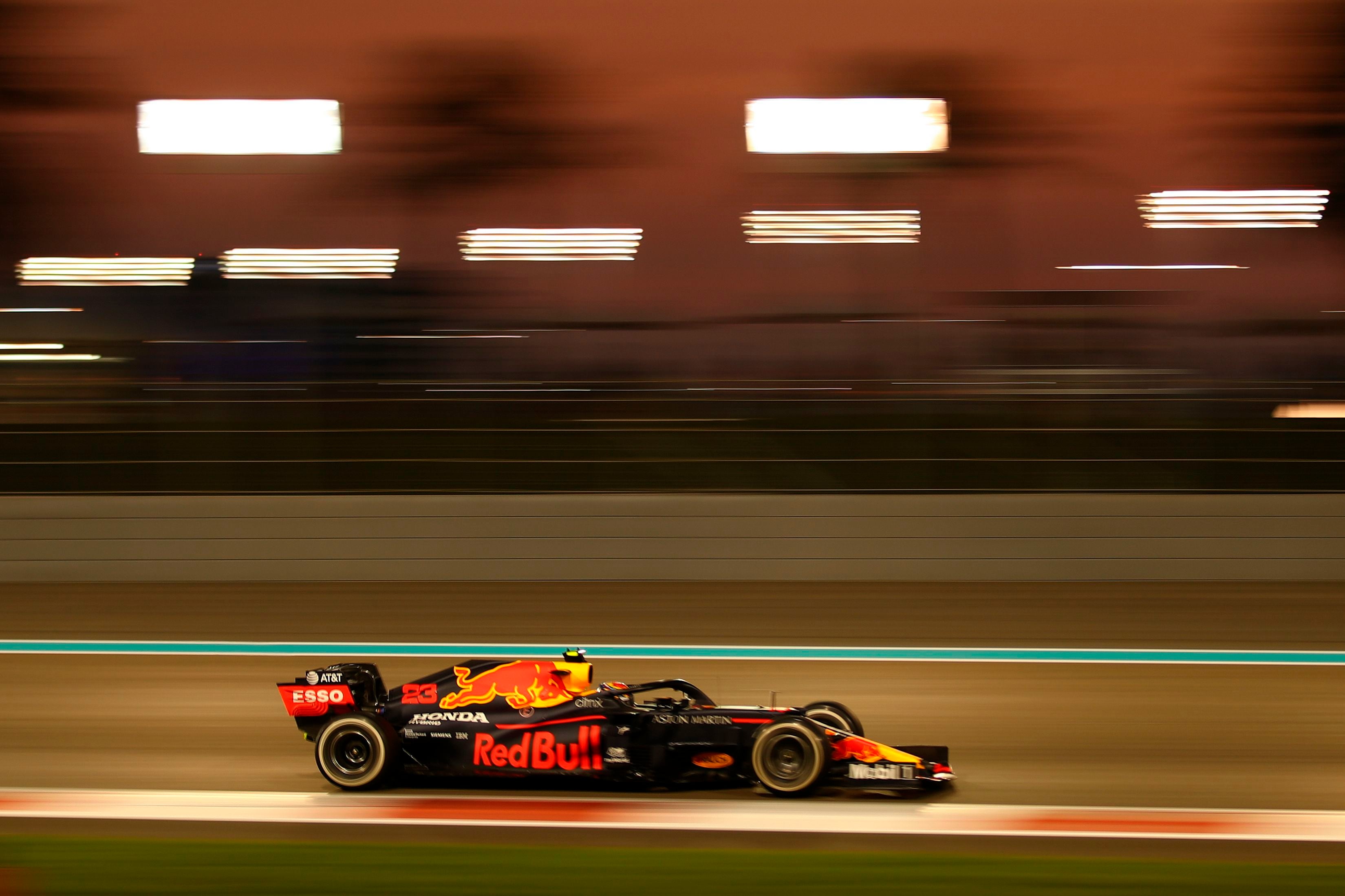Mobil Red Bull yang dikemudikan Max Verstappen melaju di Sirkuit Yas Marina, Abu Dhabi.