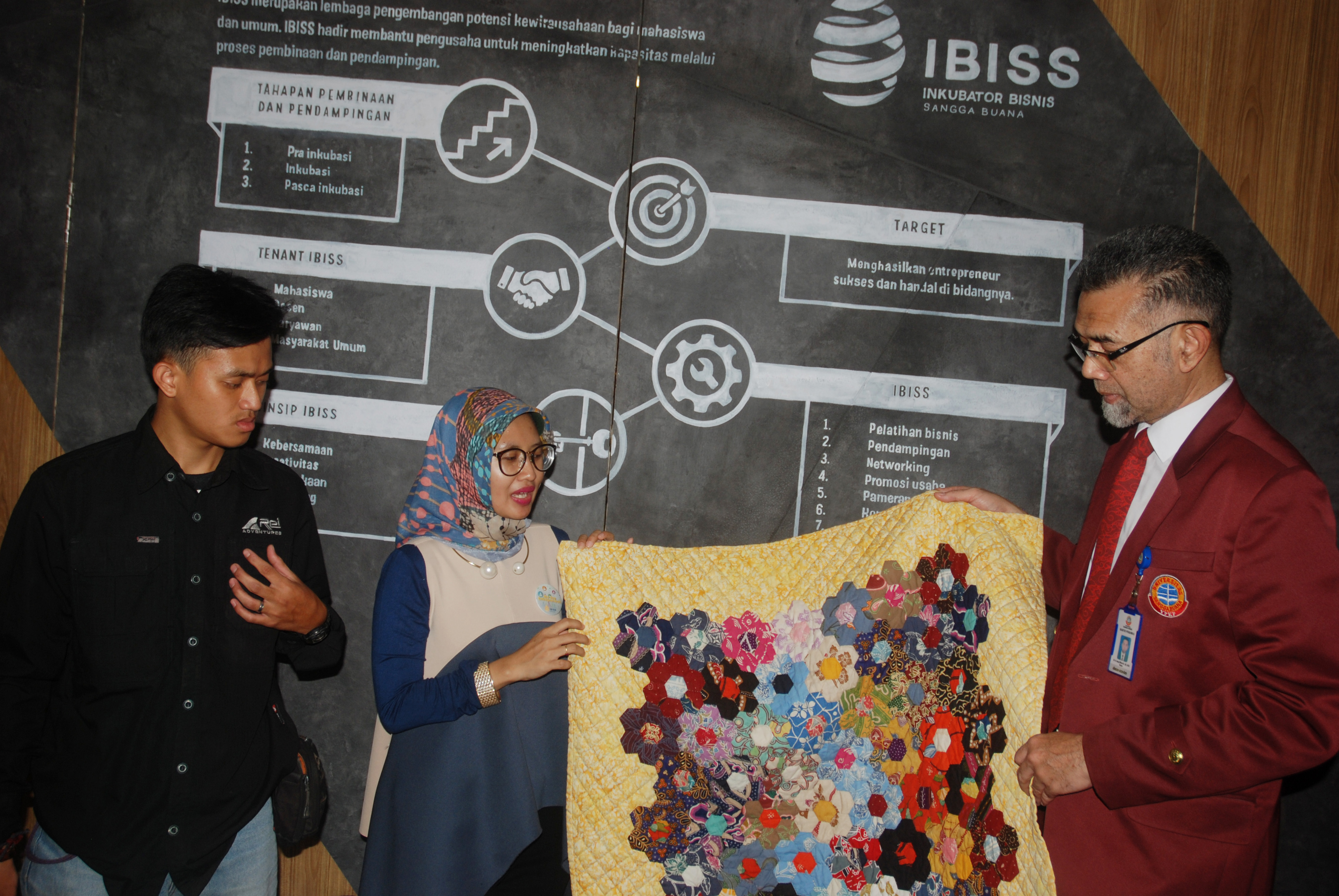 Pengembangan potensi kewirausahaan produk kreatif buatan mahasiswa, dosen dan karyawan dalam upaya menghasilkan entrepreneur berkualitas.