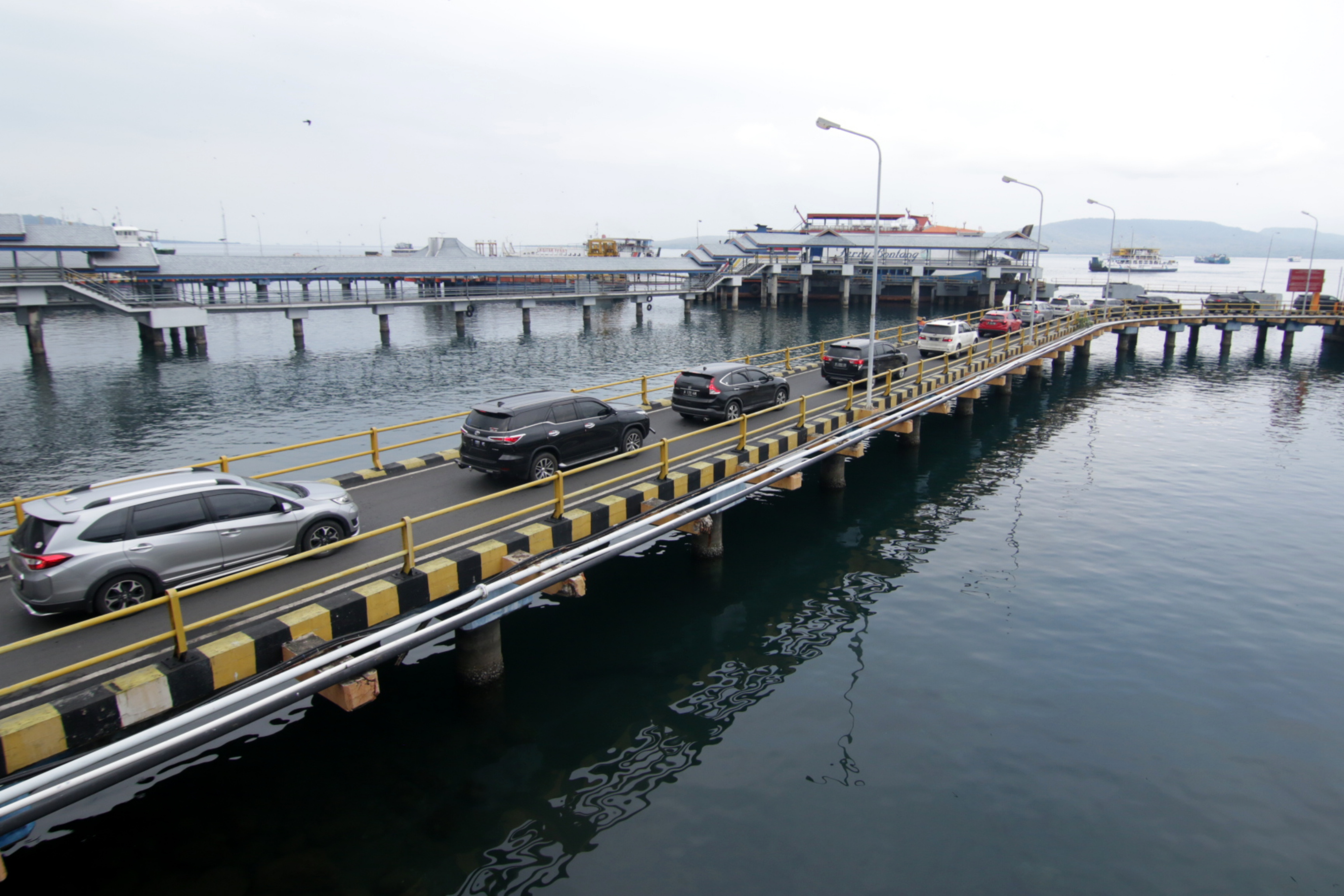 Kendaraan antre memasuki kapal di Pelabuhan Ketapang, Banyuwangi, Jawa Timur, kemarin.