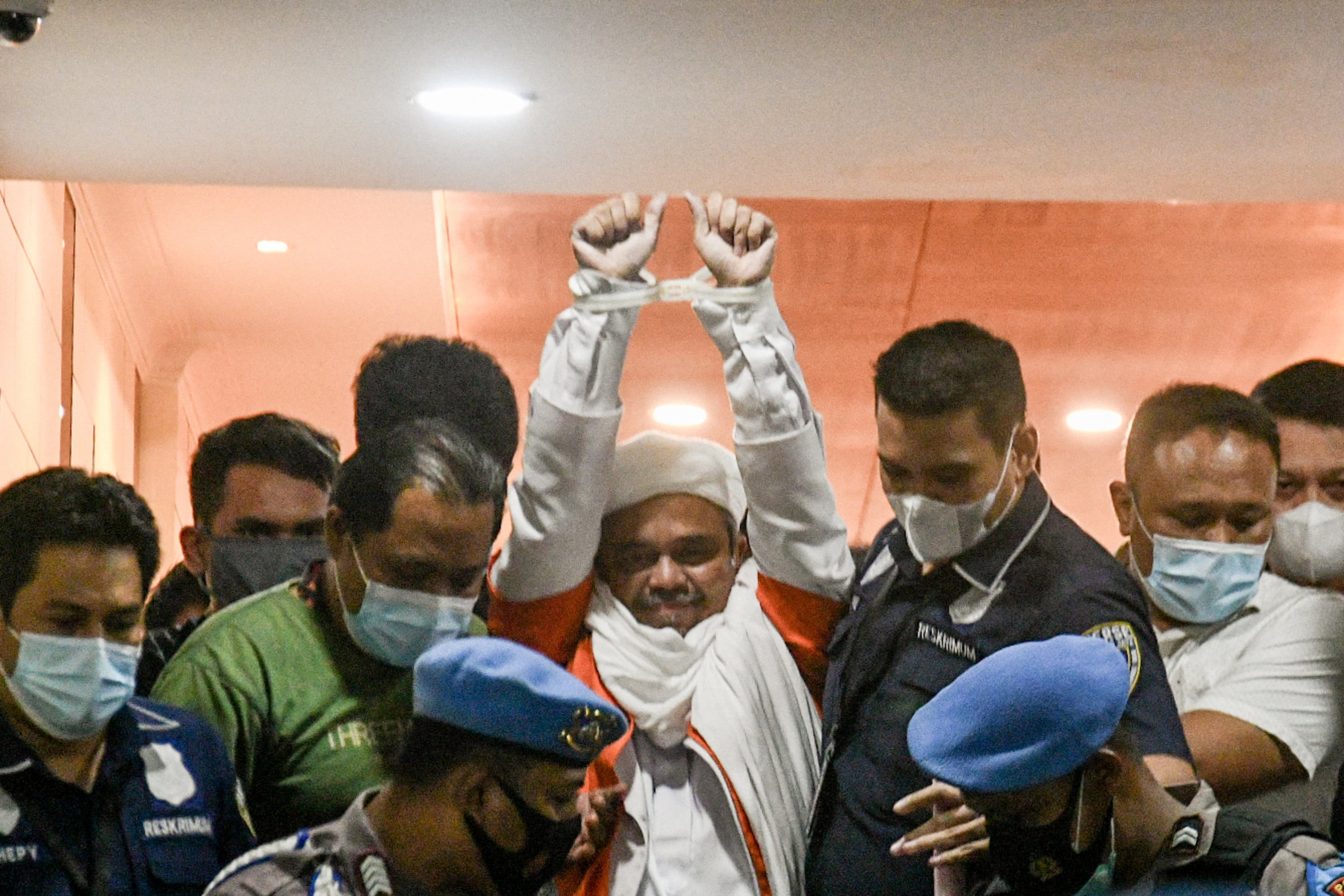 Pemimpin FPI Muhammad Rizieq Shihab mengenakan baju tahanan usai diperiksa di Polda Metro Jaya.