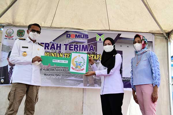 Gubernur Sulsel Nurdin Abdullah, menyerahkan 50 unit rumah hunian tetap bagi korban banjir bandang, di Bone Tua, Masamba, Luwu Utara.