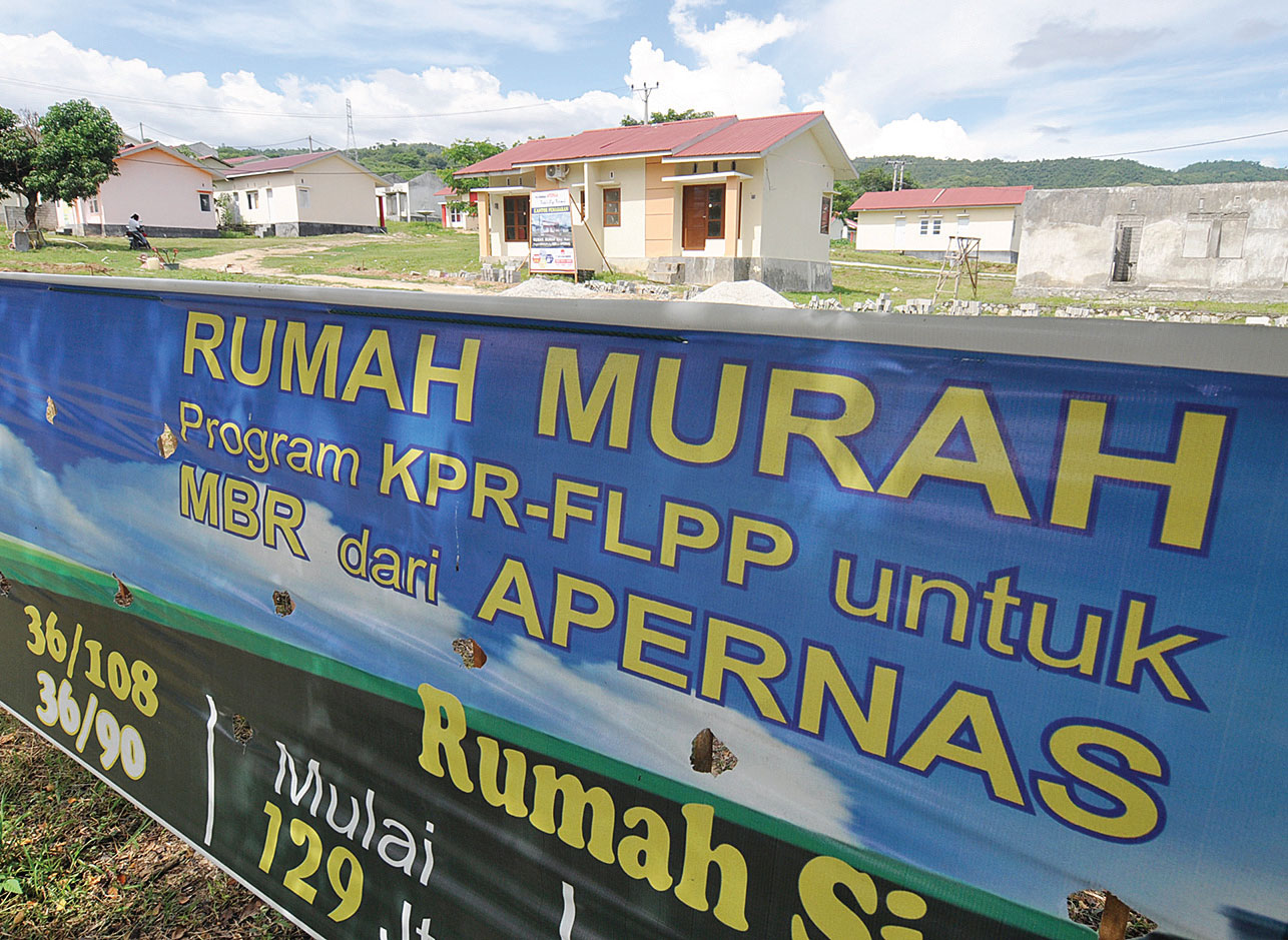  FASILITAS PEMBIAYAAN KPR: Spanduk promosi terpasang di lokasi penjualan rumah murah program kredit pemilikan rumah  