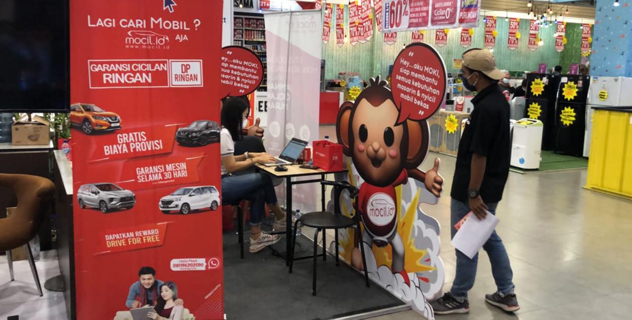 Karyawan Mocil.id sedang melayani konsumen.