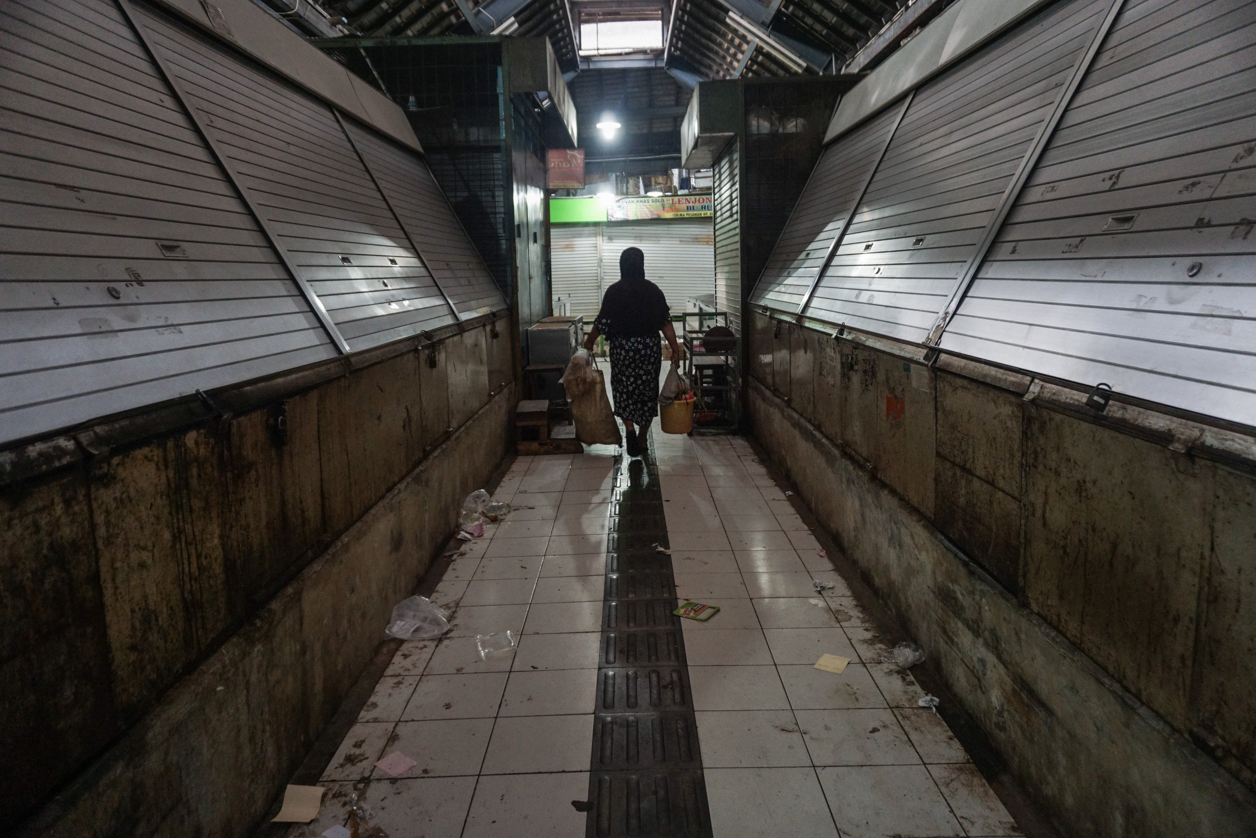 Pasar Gede di Solo ditutu semntara karena ada sejumlah pedagang yang terinfeksi Covid-19