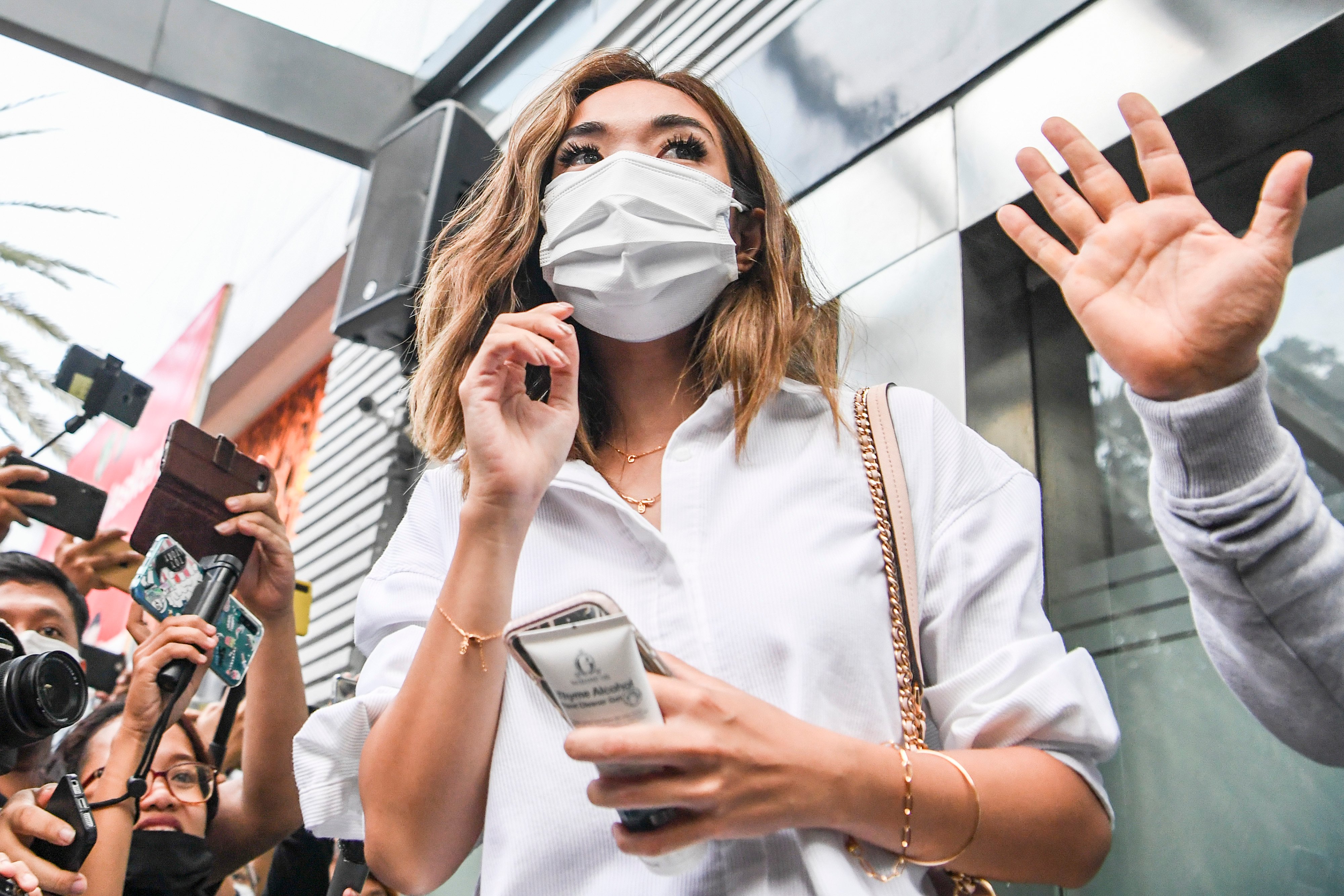 Artis Gisella Anastasia dicecar pertanyaan oleh wartawan usai diperiksa di Gedung Ditkrimsus Mapolda Metro Jaya, Jakarta