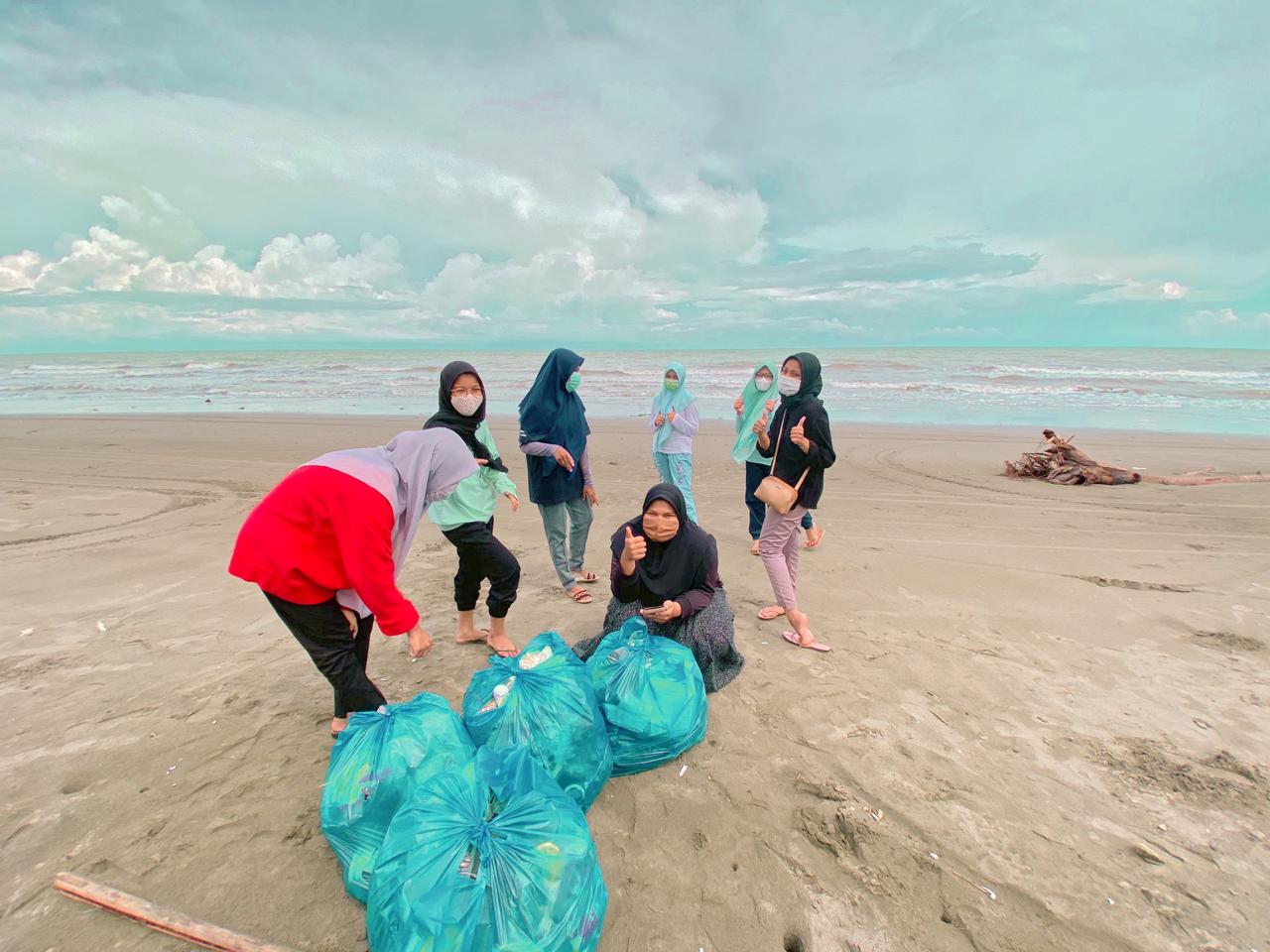 Siswa SMA Sekolah Sukma Bangsa,  Pidie, menjadi relawan kebersihan saban minggu.