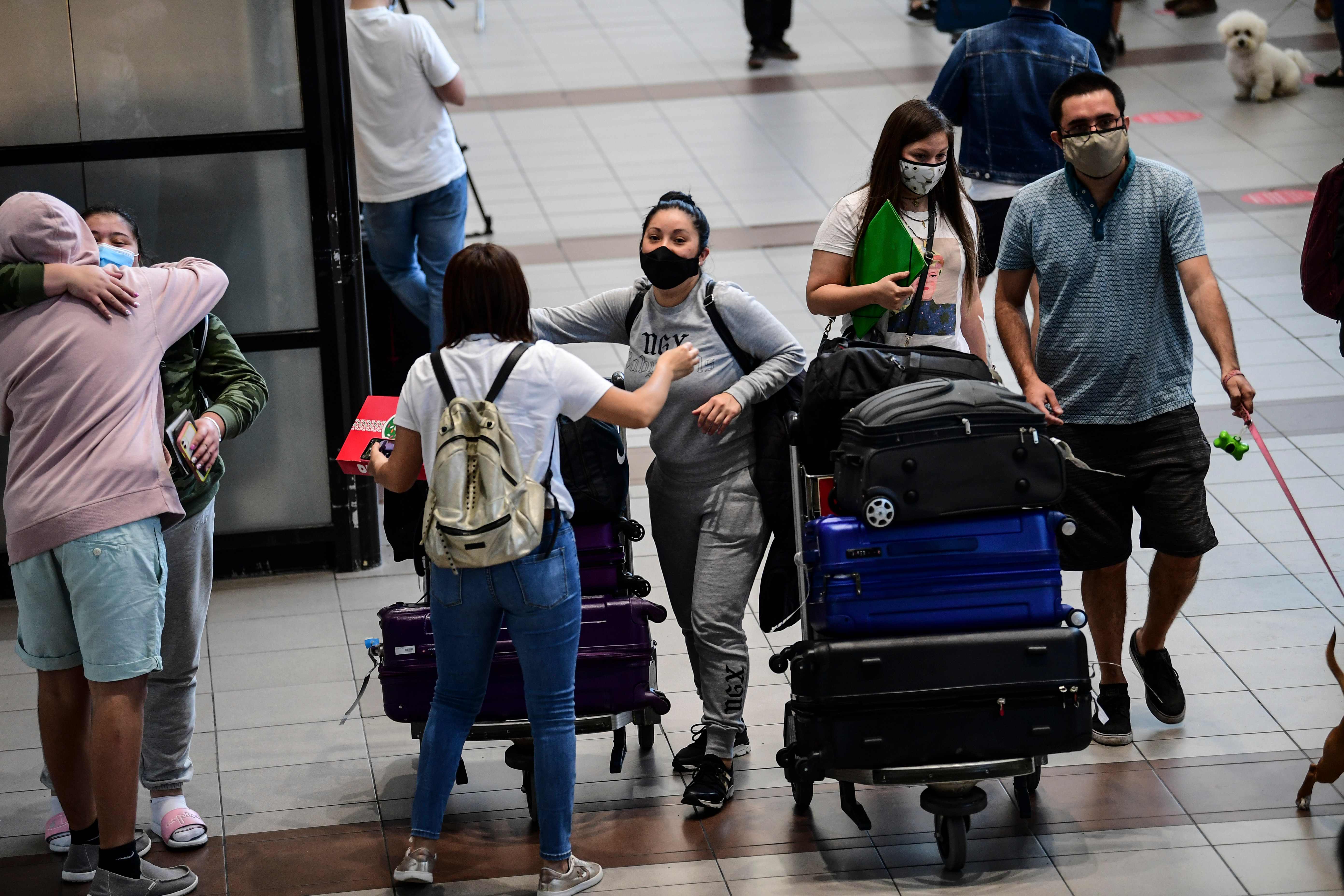 Pelancong tiba di Bandara Internasional Arturo Merino Benitez di Santiago, Cile.