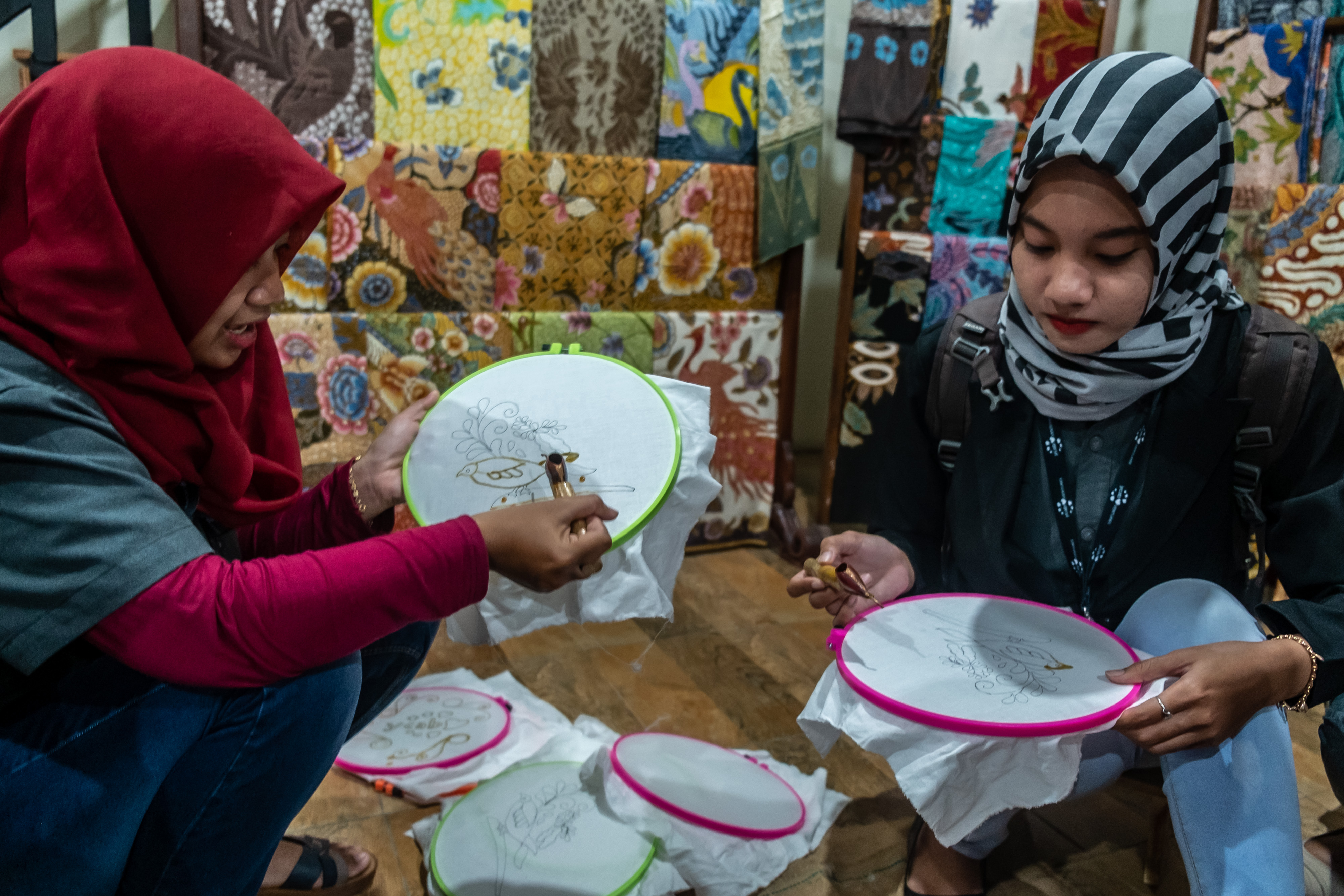 Sejumlah peserta belajar membatik di Rumah Belajar Batik usai diresmikan di Kelurahan Tambangan, Mijen, Semarang, Jawa Tengah