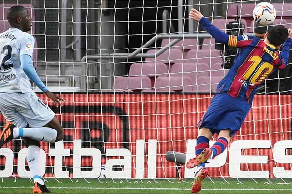 Penyerang Barcelona asal Argentina Lionel Messi menyundul bola untuk mencetak gol ke gawang Valencia 