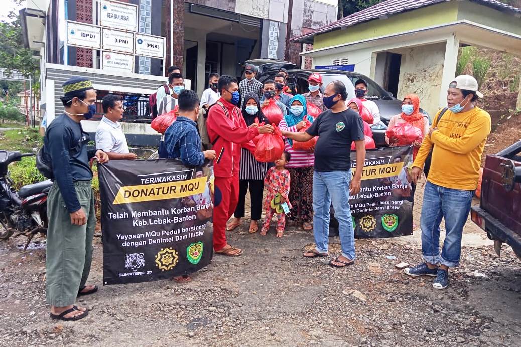 Deninteldam III Siliwangi Bagi Sembako untuk Korban Banjir Lebak