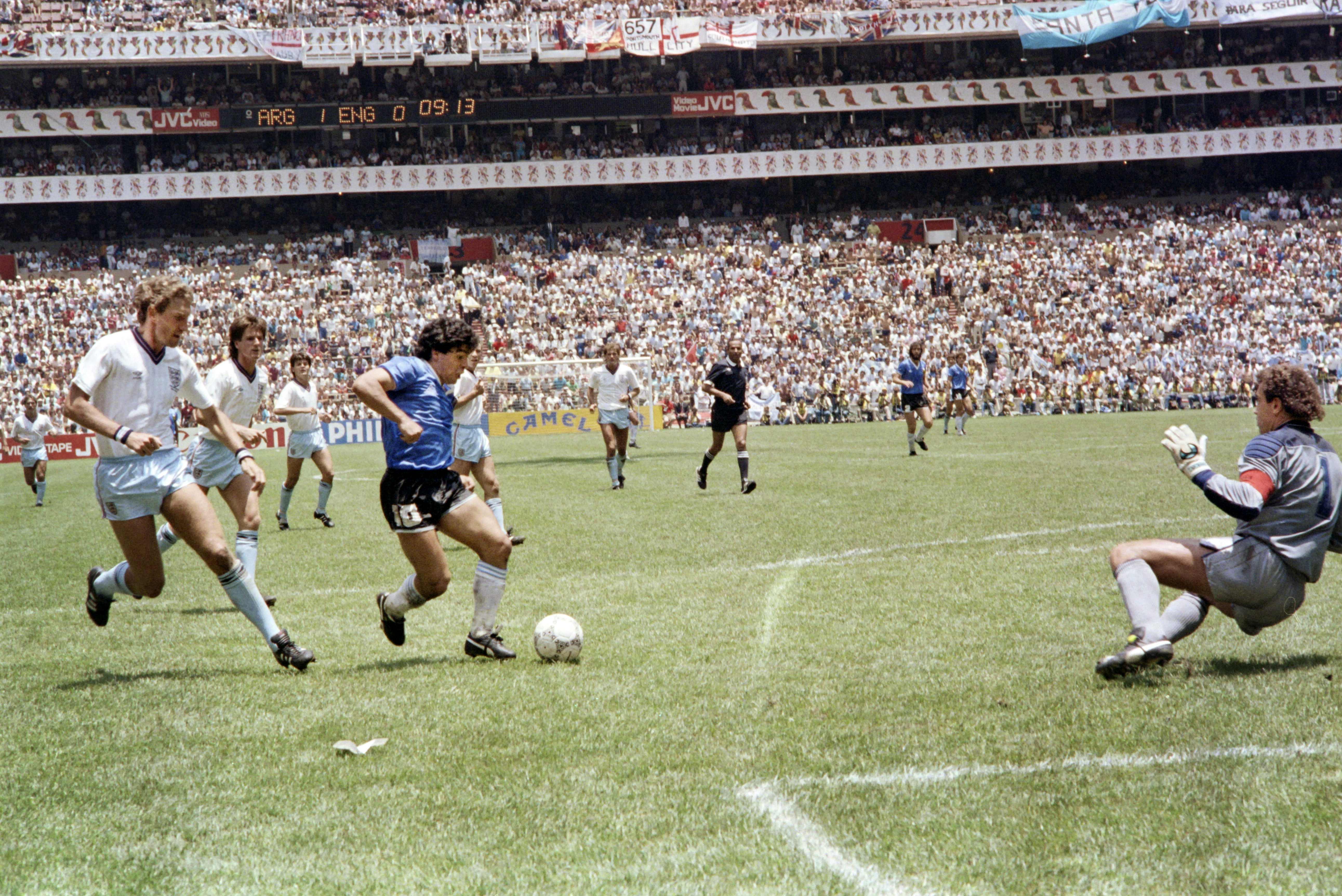 Aksi Diego Maradona (tengah) saat menghadapi Inggris di perempat final Piala Dunia 1986 Meksiko. 